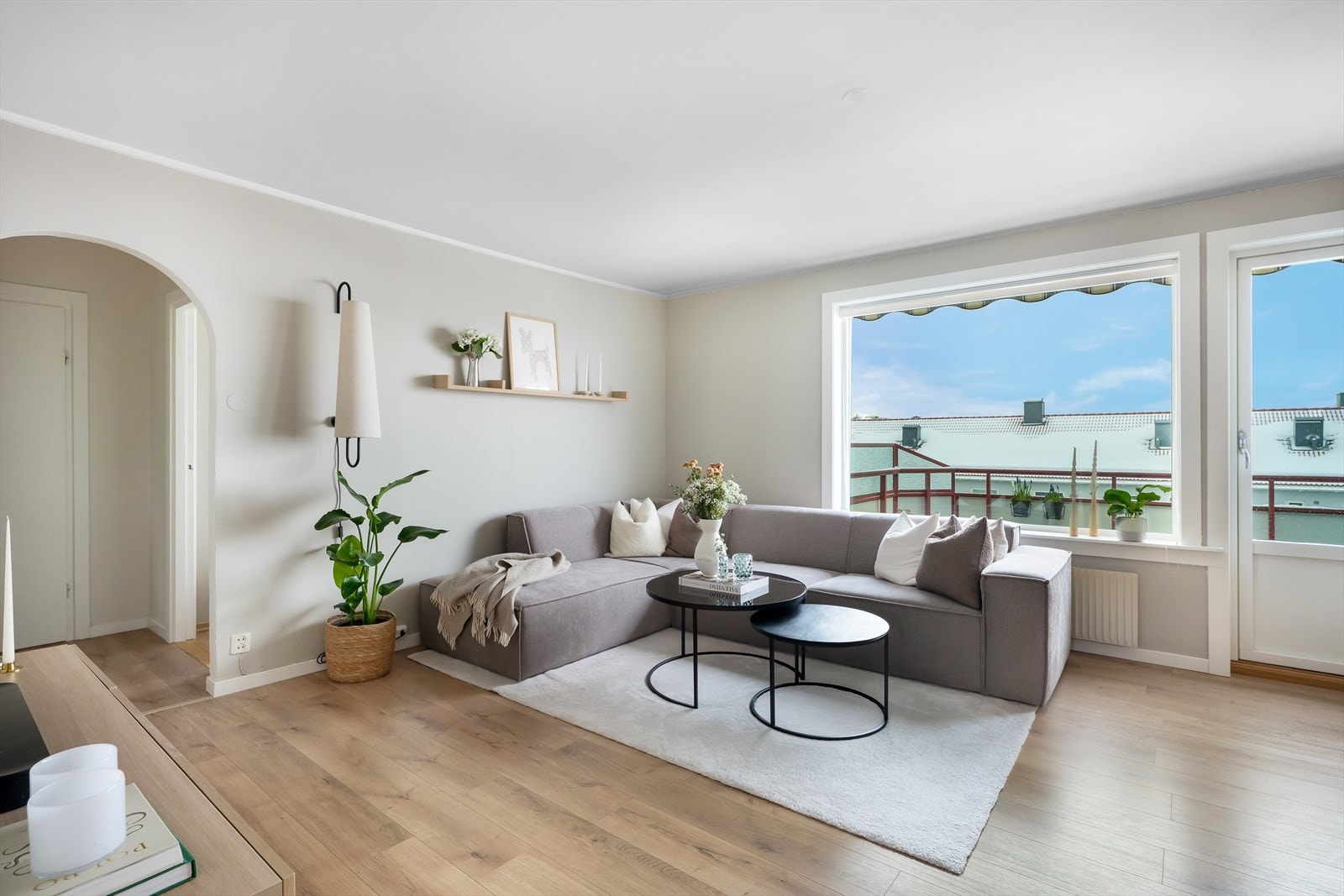 Lys stue i øverste etasje med fri sikt og begrenset innsyn. Galleribilde