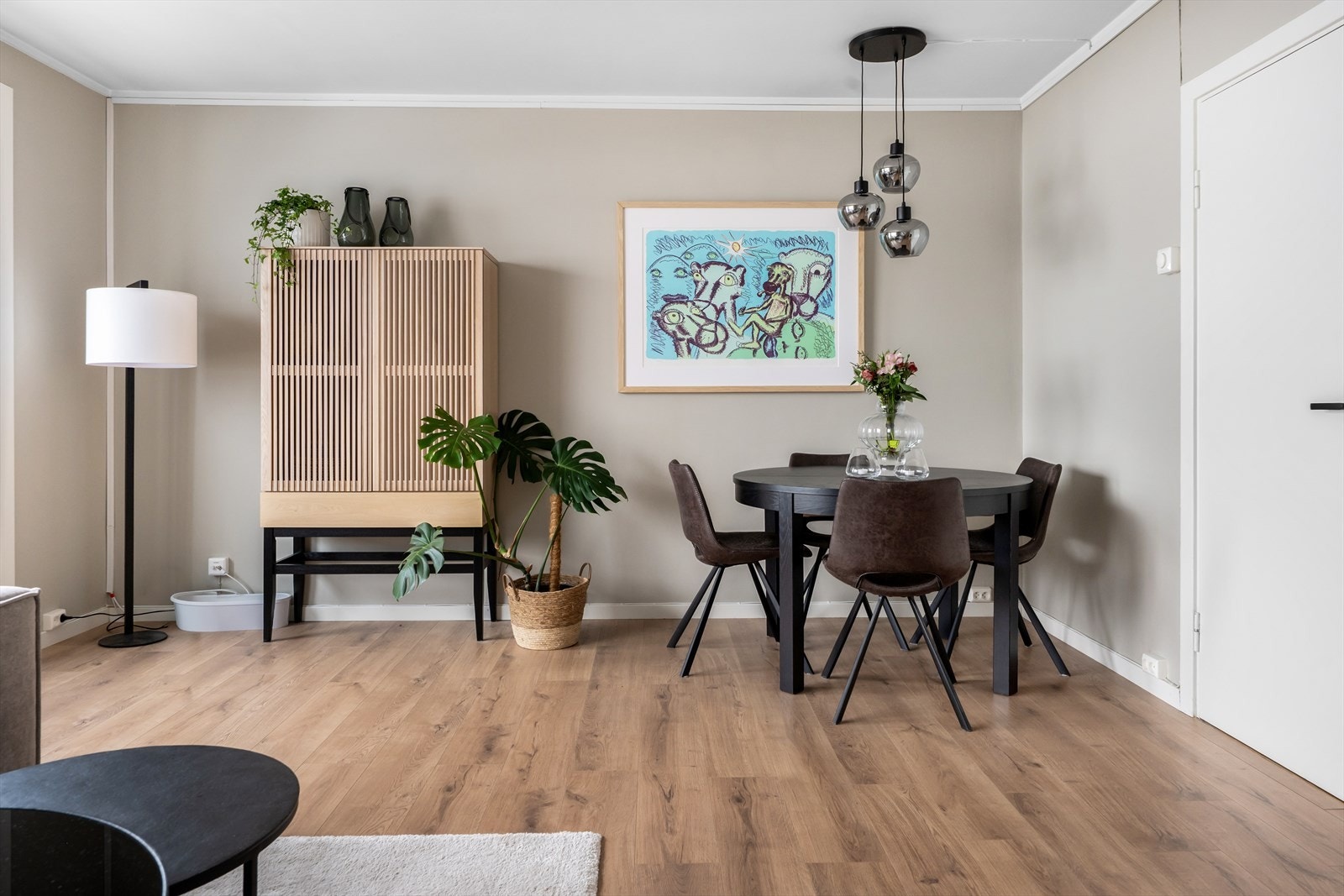 Store vindusflater gir rikelig med dagslys og flott utsyn mot åpne omgivelser. Galleribilde