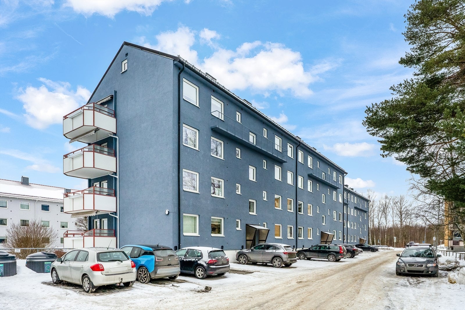 Velholdt bygning fra 1959 med store oppgraderinger, felles hage og driftssikkert borettslag. Felleskostnader inkl. blant annet fyring, varmtvann, TV/bredbånd, kommunale avgifter m.m. Galleribilde