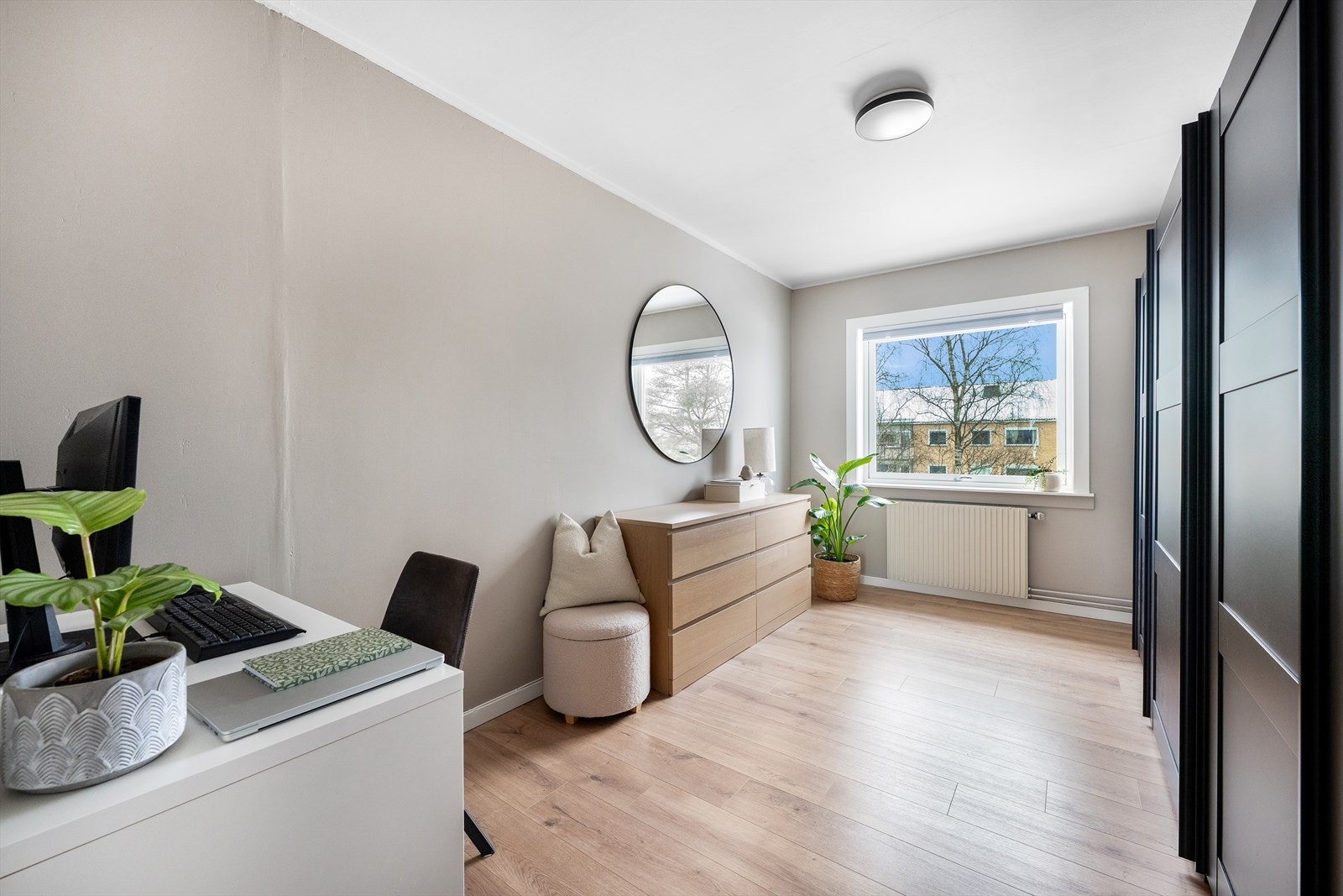 Det andre soverommet fungerer perfekt som gjesteværelse, barnerom eller hjemmekontor. Galleribilde