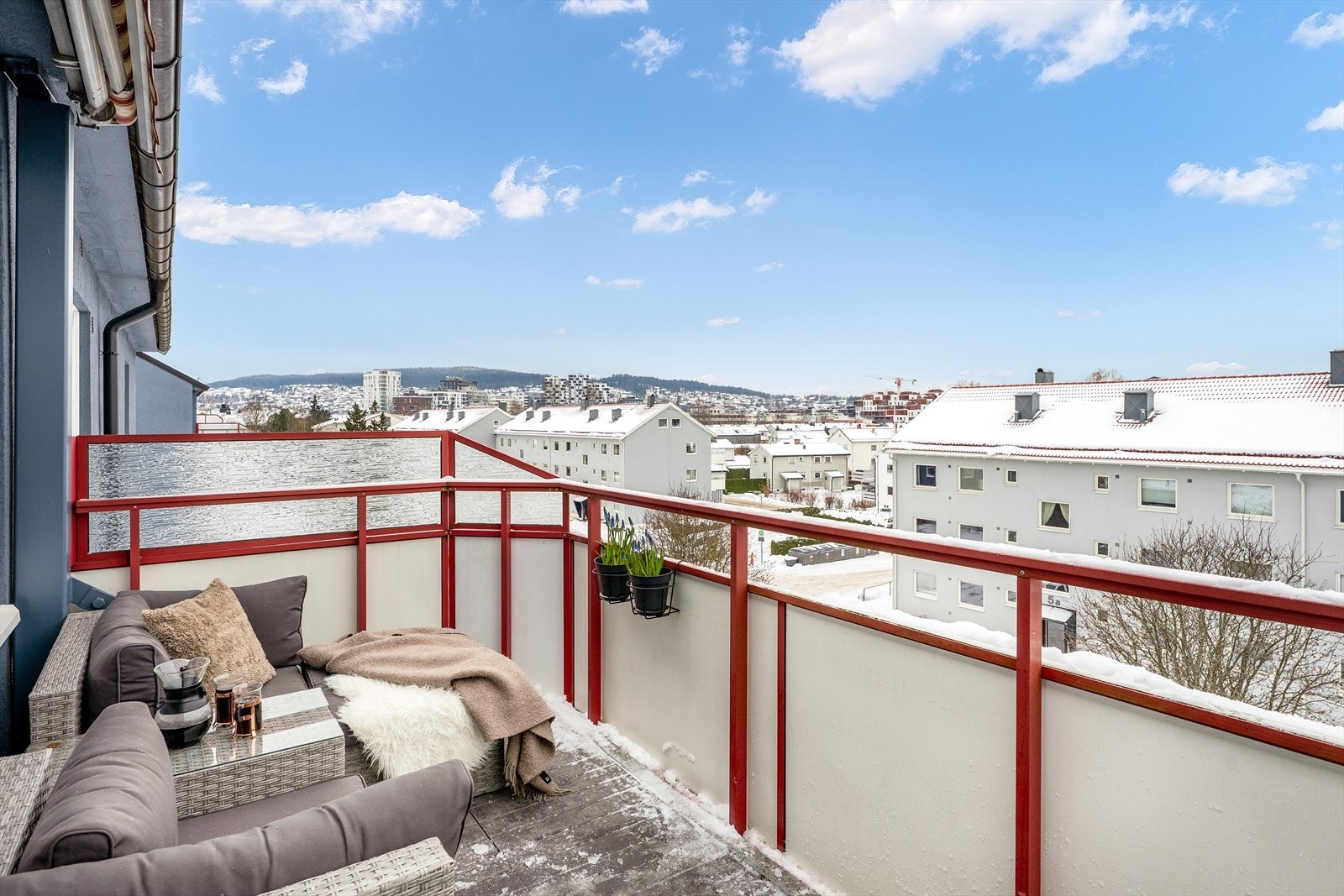 Solrik balkong på ca. 8 m² med sol fra midt på dagen til sen kveld og markise for varme sommerdager. Galleribilde