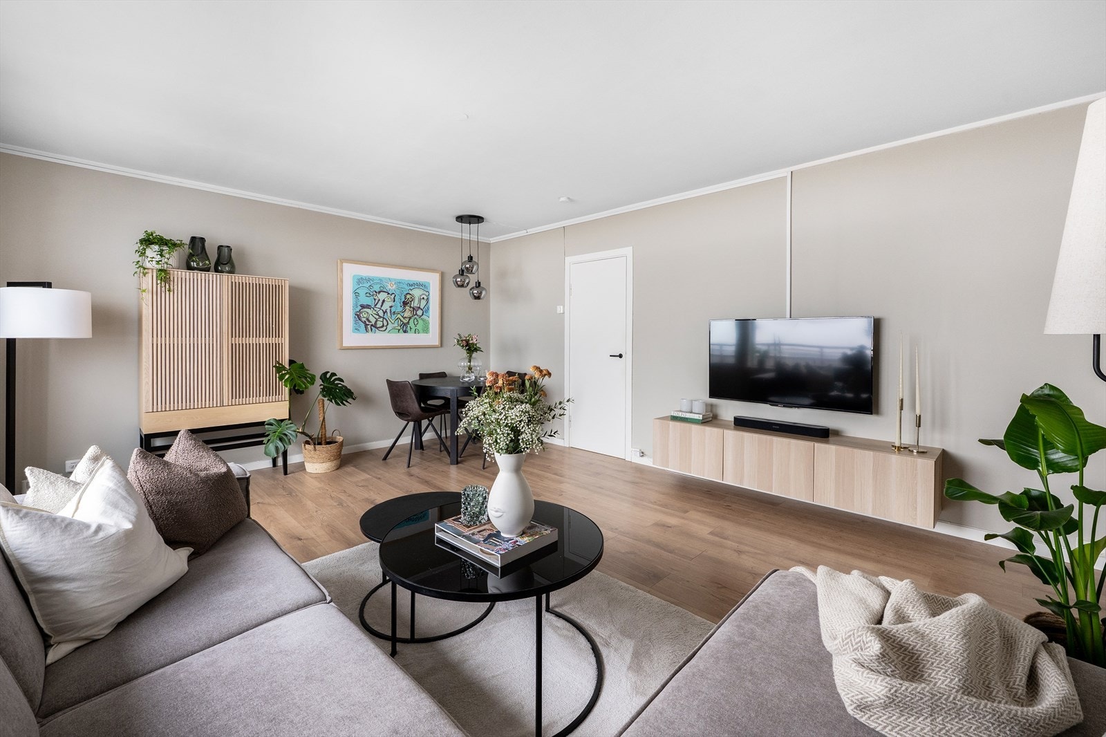 Romslig stue med gode møbleringssoner og direkte utgang til solrik balkong. Galleribilde