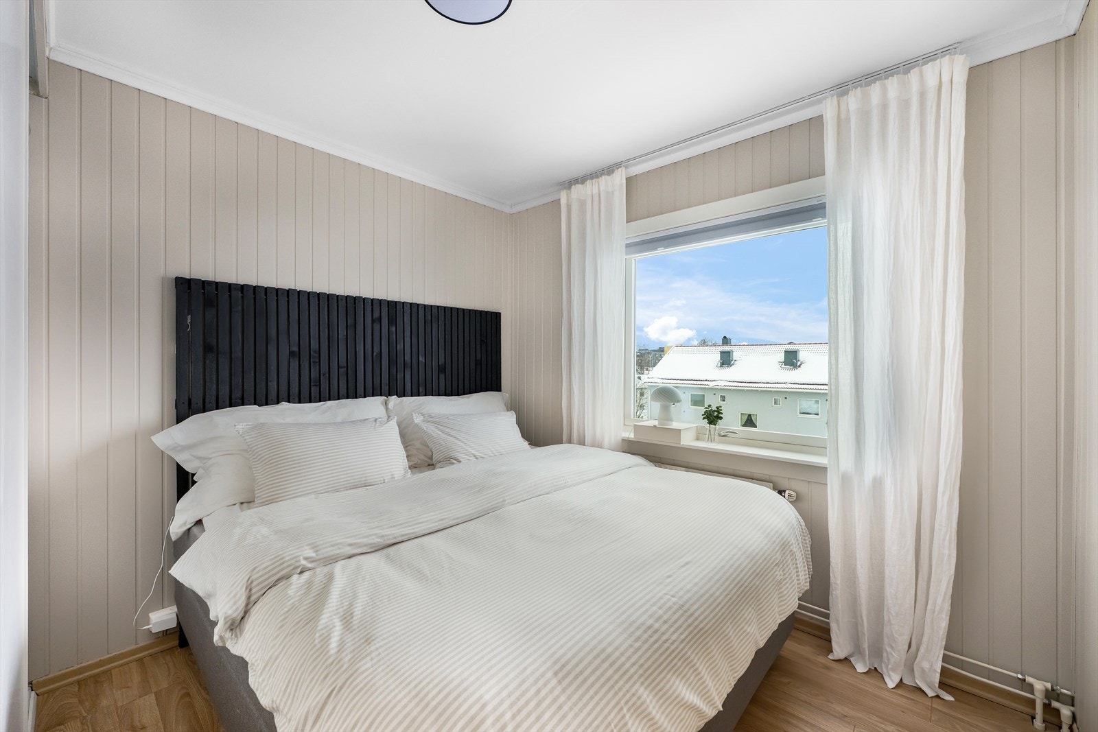 Hovedsoverommet har god plass til seng, er innredet med garderobe og har nye gulv fra 2021. Galleribilde