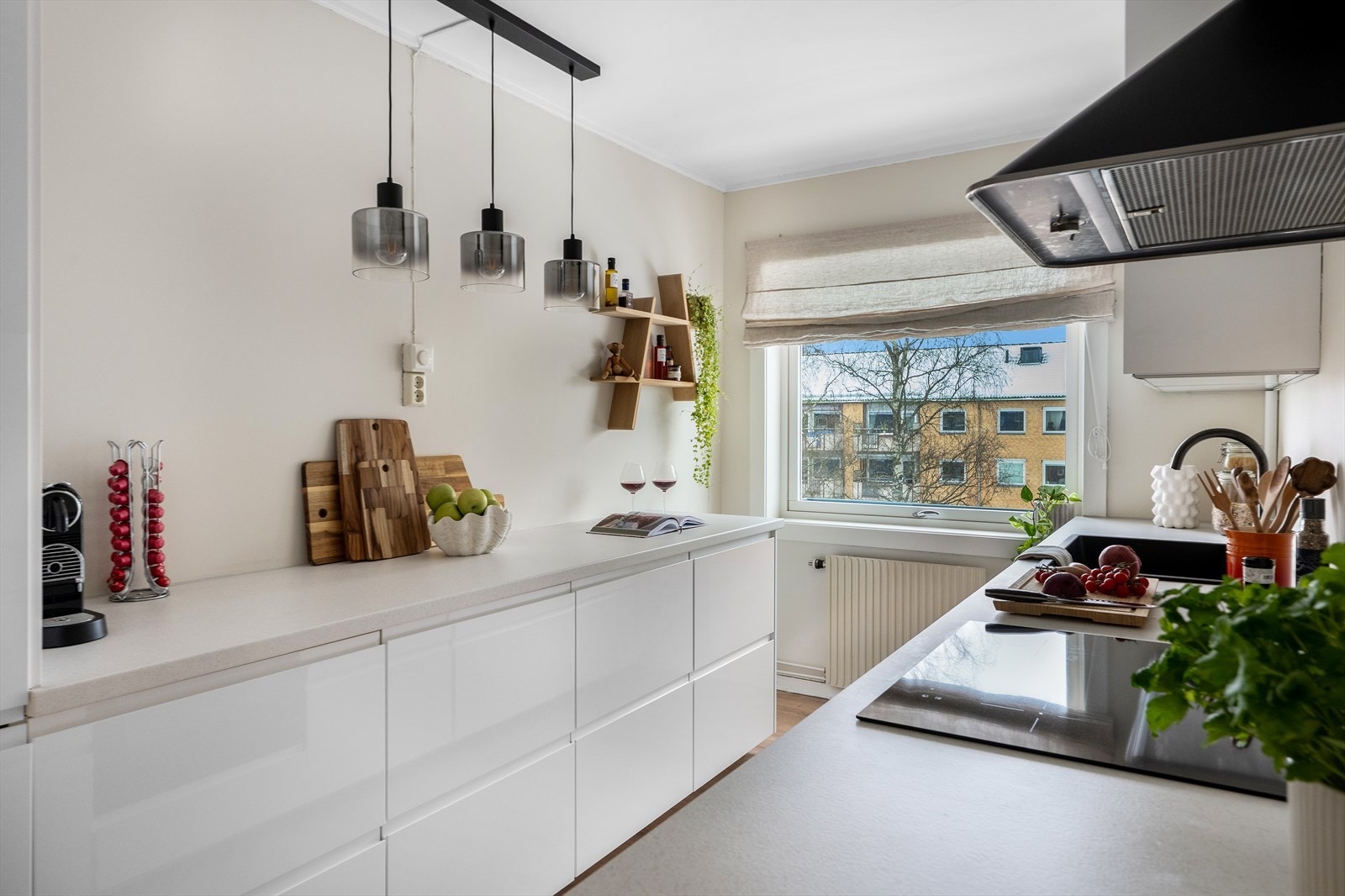 Stilrent kjøkken oppgradert i 2021 med nye fronter, hvitevarer og benkeplate fra 2025. Galleribilde