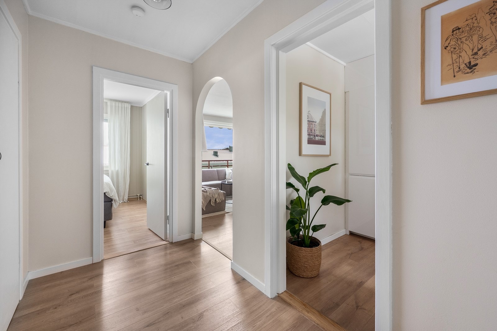 En lys og ryddig entré med plass til oppheng og naturlig tilgang til alle rom. Galleribilde