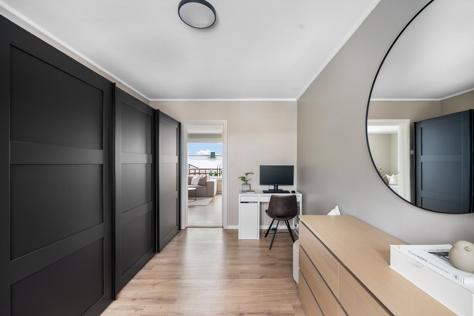 Begge soverom har lyse flater, radiatorvarme og er innredet med praktiske garderobeløsninger. Galleribilde