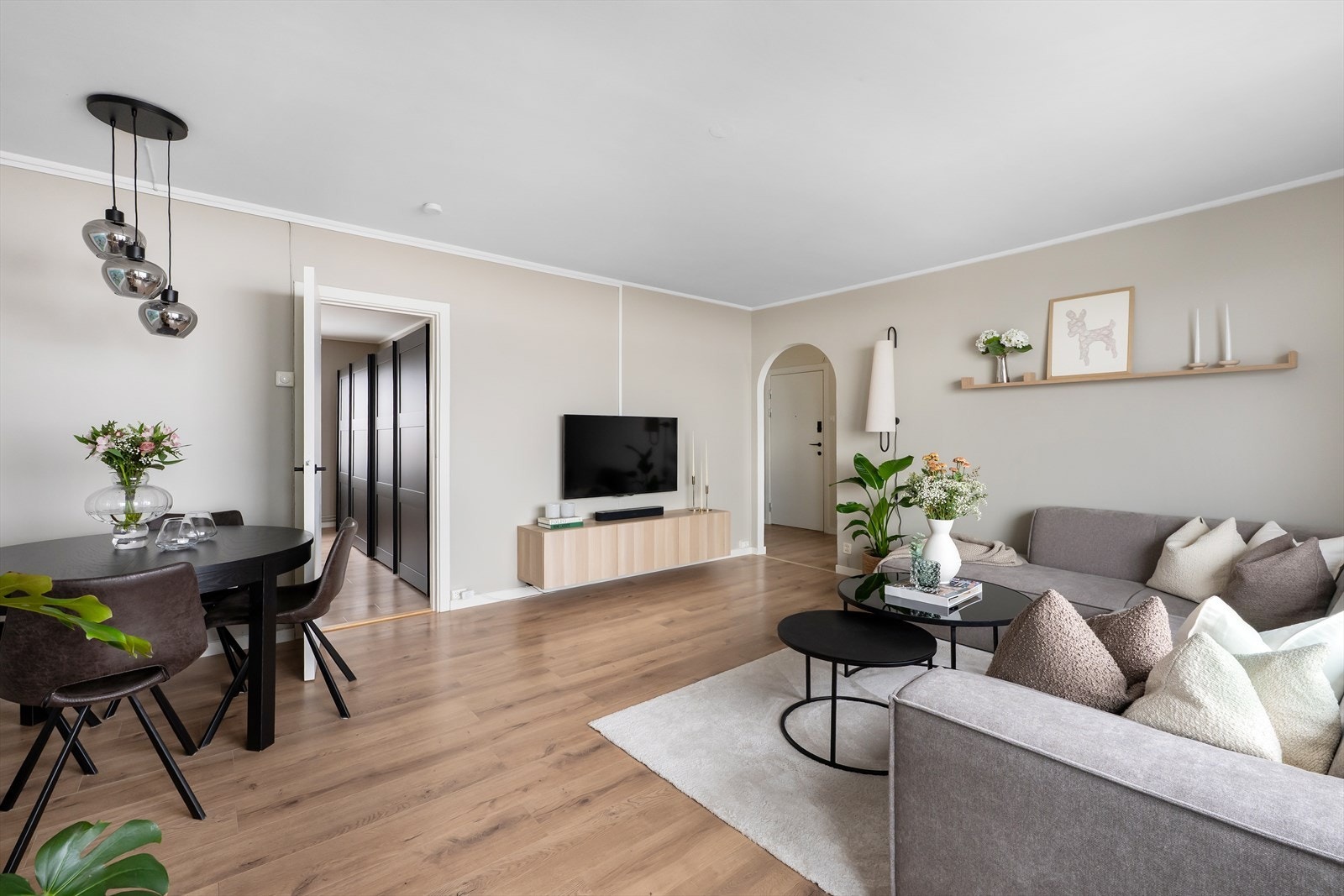 Harmonisk fargepalett og nye gulv fra 2021 gir rommet et moderne og lunt preg. Galleribilde