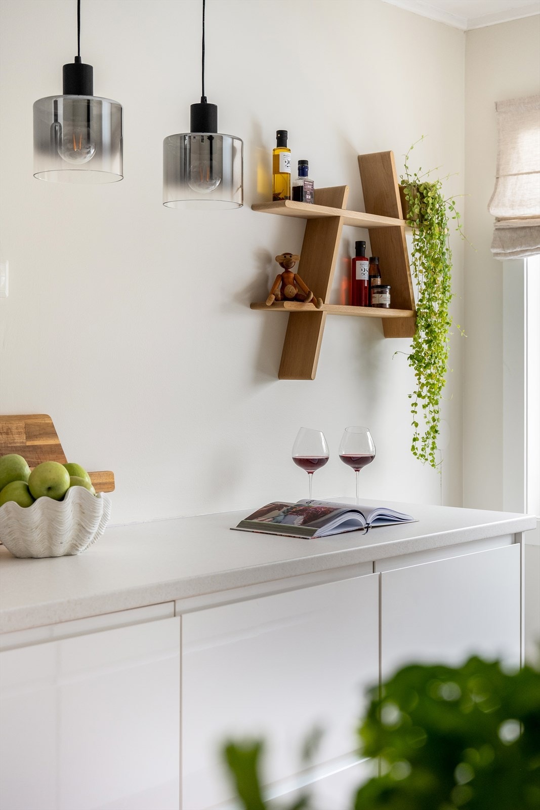 Praktisk og lukket kjøkkenløsning med god skapplass og moderne uttrykk. Galleribilde