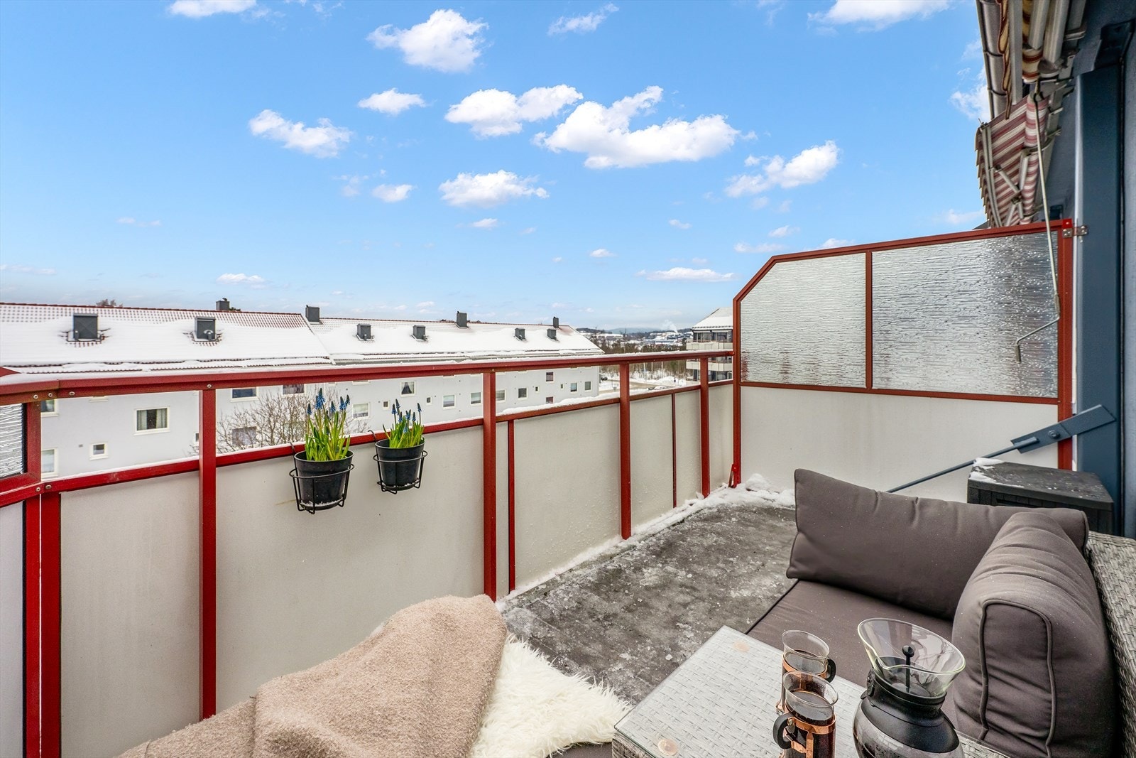 Balkongen byr på fri sikt, sol store deler av dagen og et stille, grønt nabolag. Galleribilde