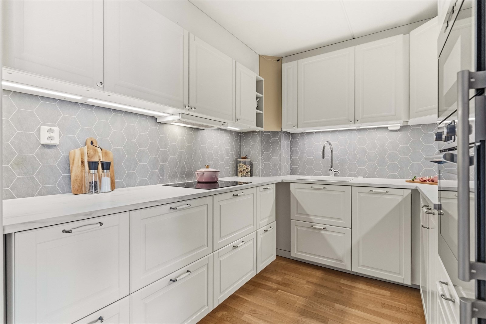 Kjøkkenet ligger i delvis åpen løsning mot stuen, og ble pusset opp i 2020. Galleribilde