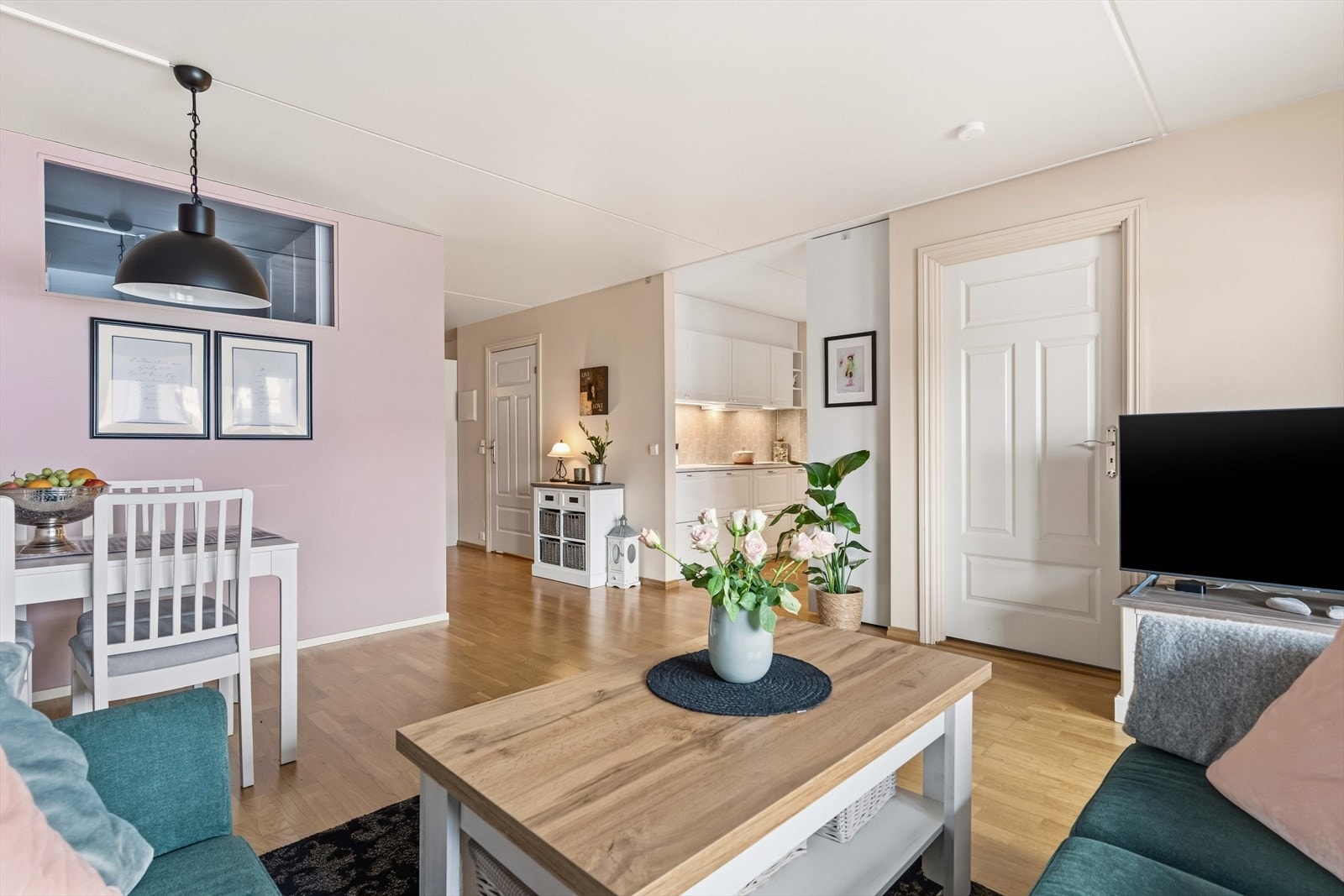 Velkommen til Romeriksgata 22B - En lys og pen 2-roms selveierleilighet med vestvendt balkong, garasjeplass og heis! Galleribilde