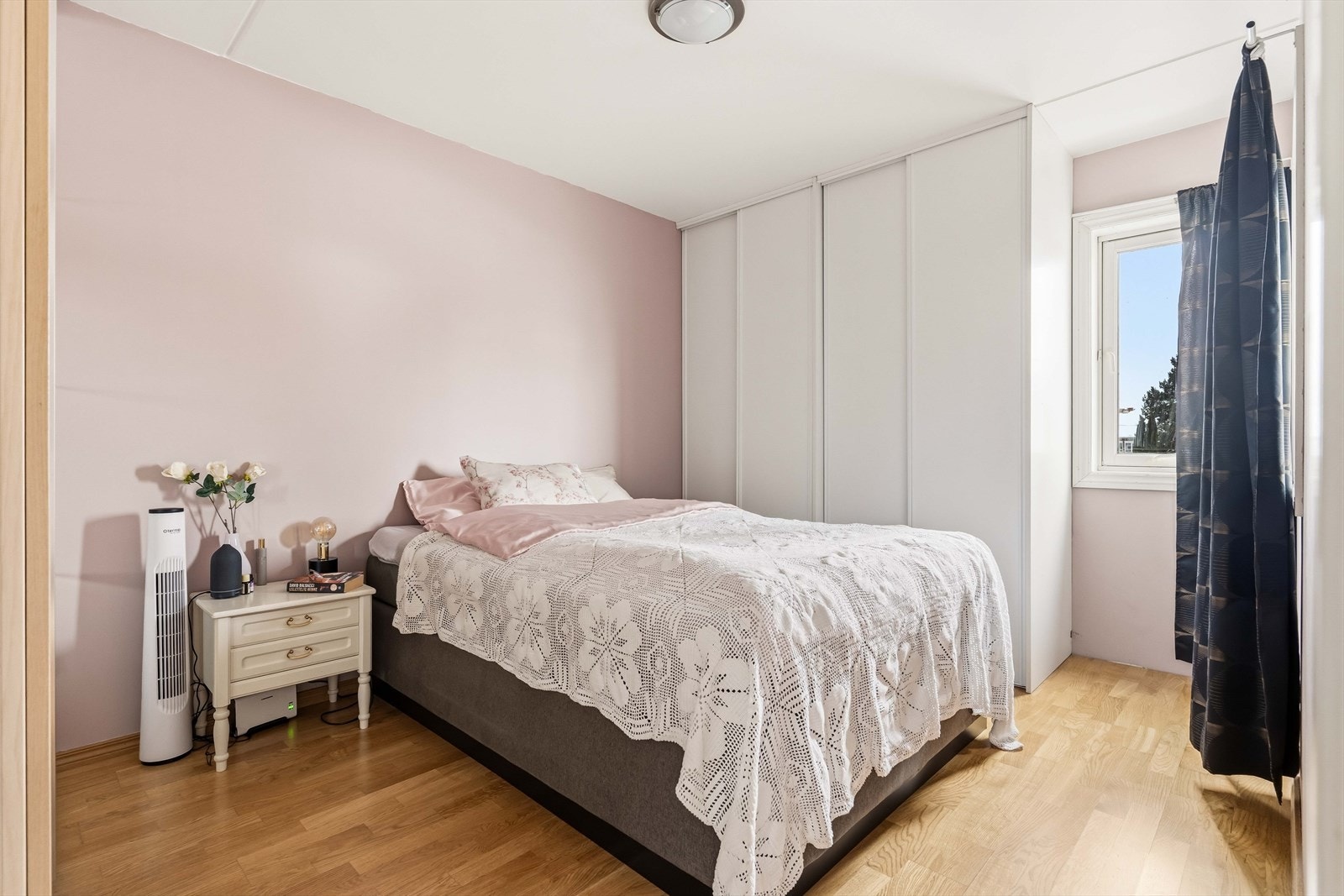 Luftig soverom med god plass for dobbeltseng med tilhørende nattbord. Galleribilde