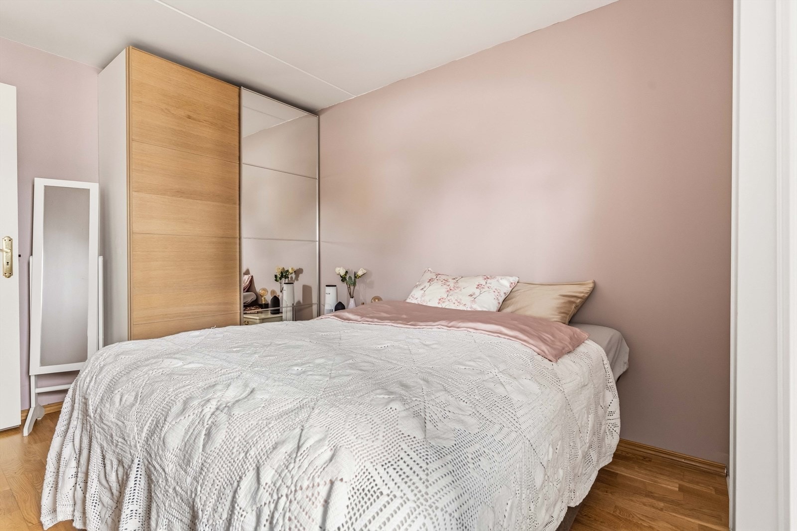 Soverommet har rikelig med oppbevaringsplass i både medfølgende skyvedørsgarderobe og skap med skyvedører. Galleribilde