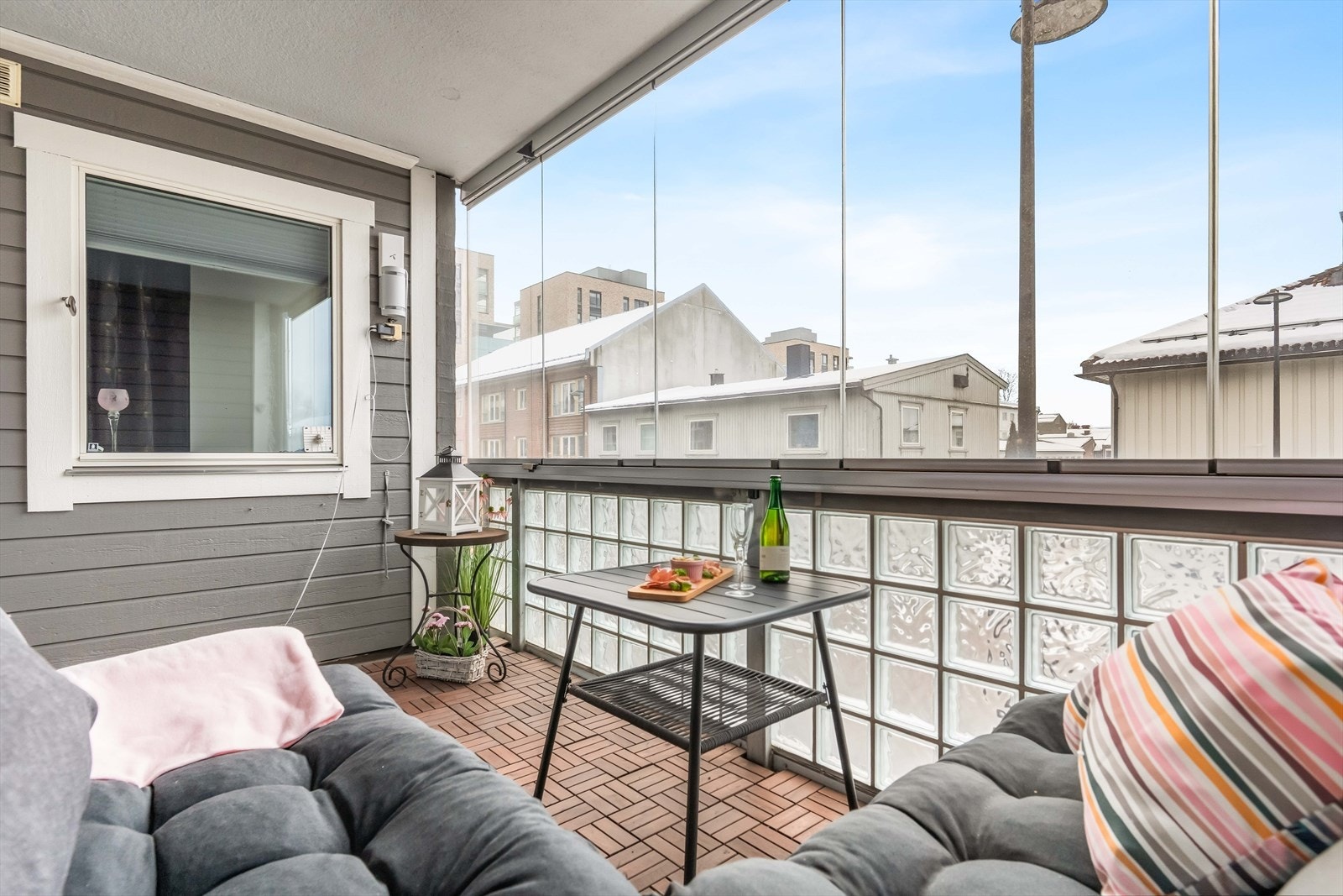 Den innglasserte balkongen er på 9 kvadratmeter og har fin plass til utemøblement, og kan by på gode solforhold. Galleribilde