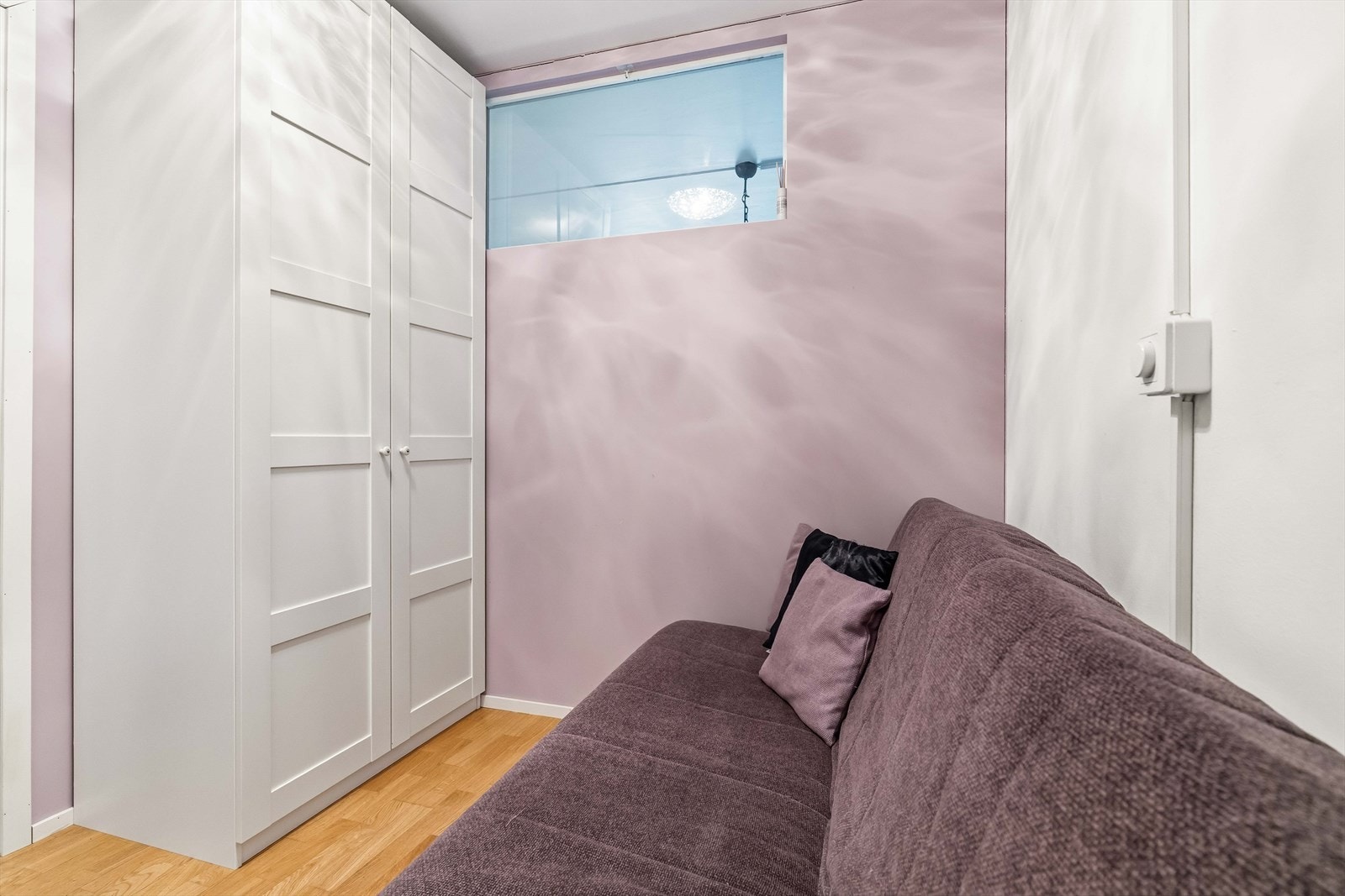 Alkoven (omtalt som soverom i plantegningen er ikke godkjent for varig opphold) fungerer utmerket som kontor eller som bod. Det er også mulig å ta ned lettveggen og tilbakestille stuen til den opprinnelige løsningen Galleribilde