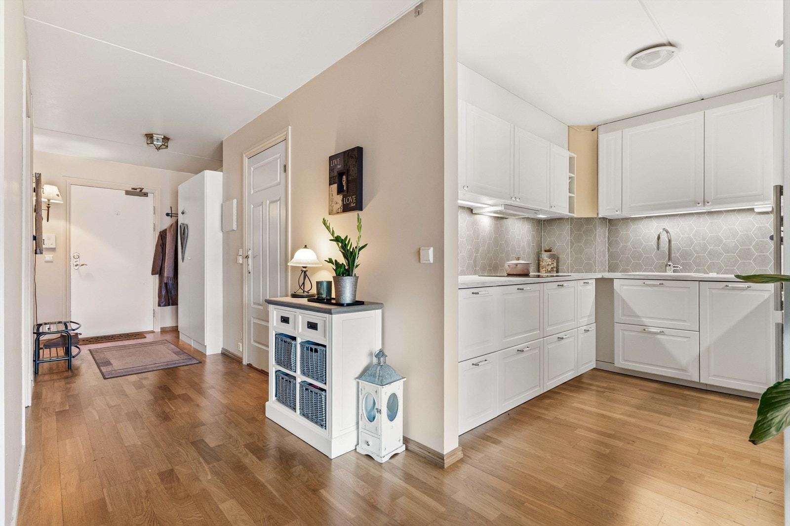 Velkommen inn! Entreen er pent innredet med parkett på gulv og lysmalte vegger. Det er god plass til knaggrekke og entreen har videre nisje med garderobeskap som gir god oppbevaringsplass. Galleribilde