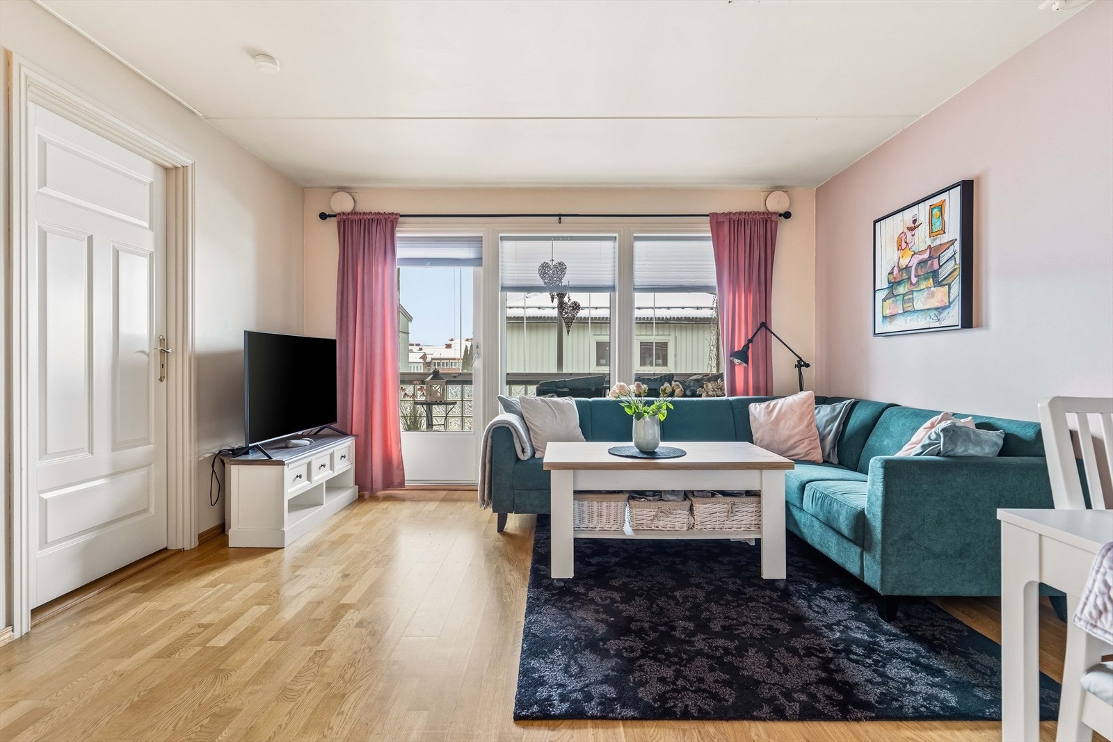 Stuen har store vindusflater som slipper rikelig med naturlig lys inn Galleribilde