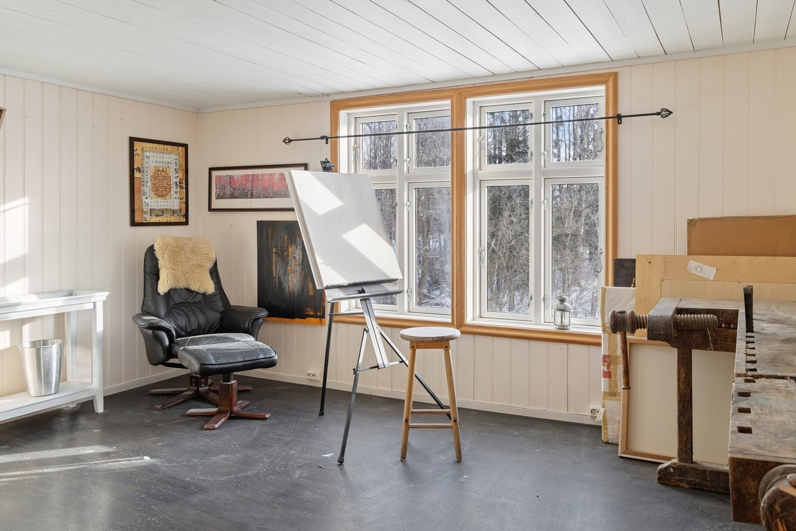 Isolert stue/furtebu/verksted/prepperom e.l. Under dette rommet er det kjeller der en eldre, defekt traktor vil medfølge handelen. Galleribilde