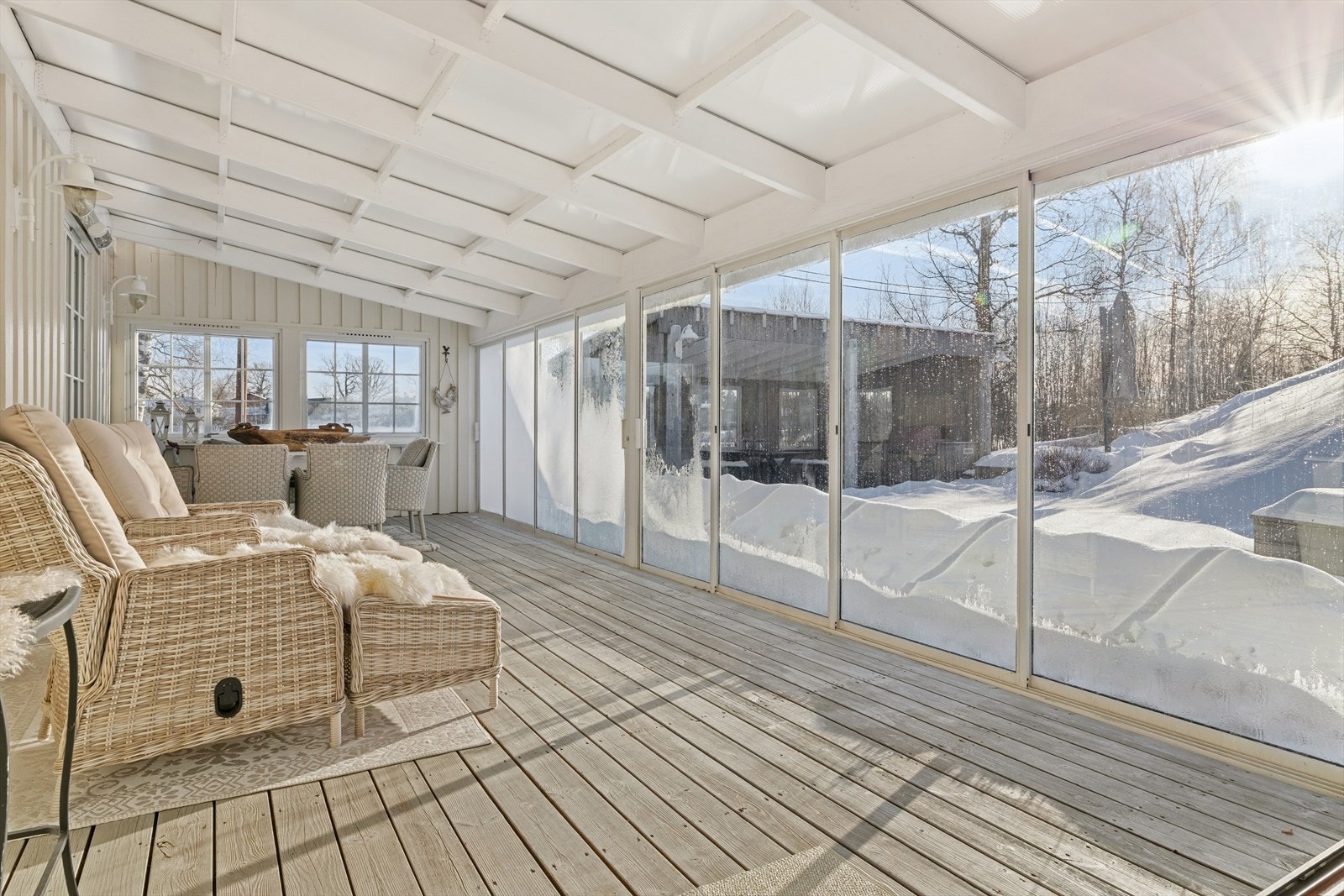 Herlig og solrik vinterhage, med utgang til utekjøkken. Galleribilde