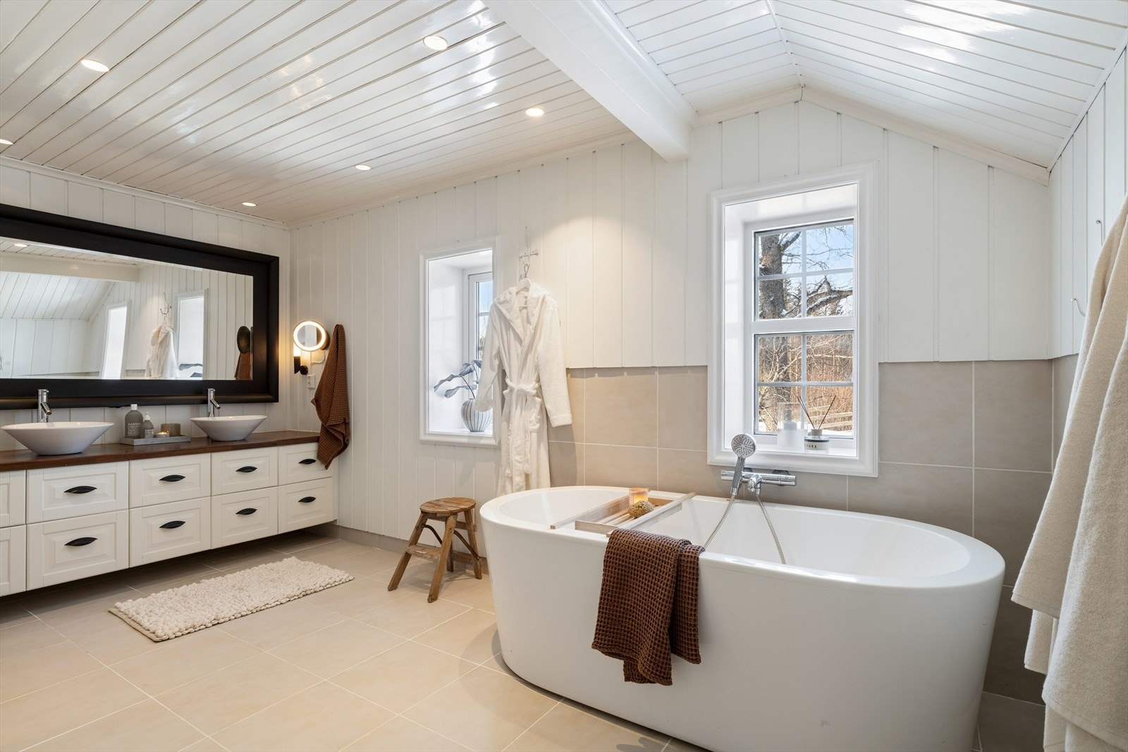 Lekkert baderom 1.etg oppgradert i 2009: Flislagt vegger og gulv med varme. Vakre ovenpåliggende servanter med underskap. Galleribilde