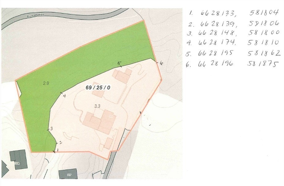 Ref. info om tomteareal /tomtebeskrivelse er det det rosa arealet på ca. 3,3 mål som følger handelen. Galleribilde