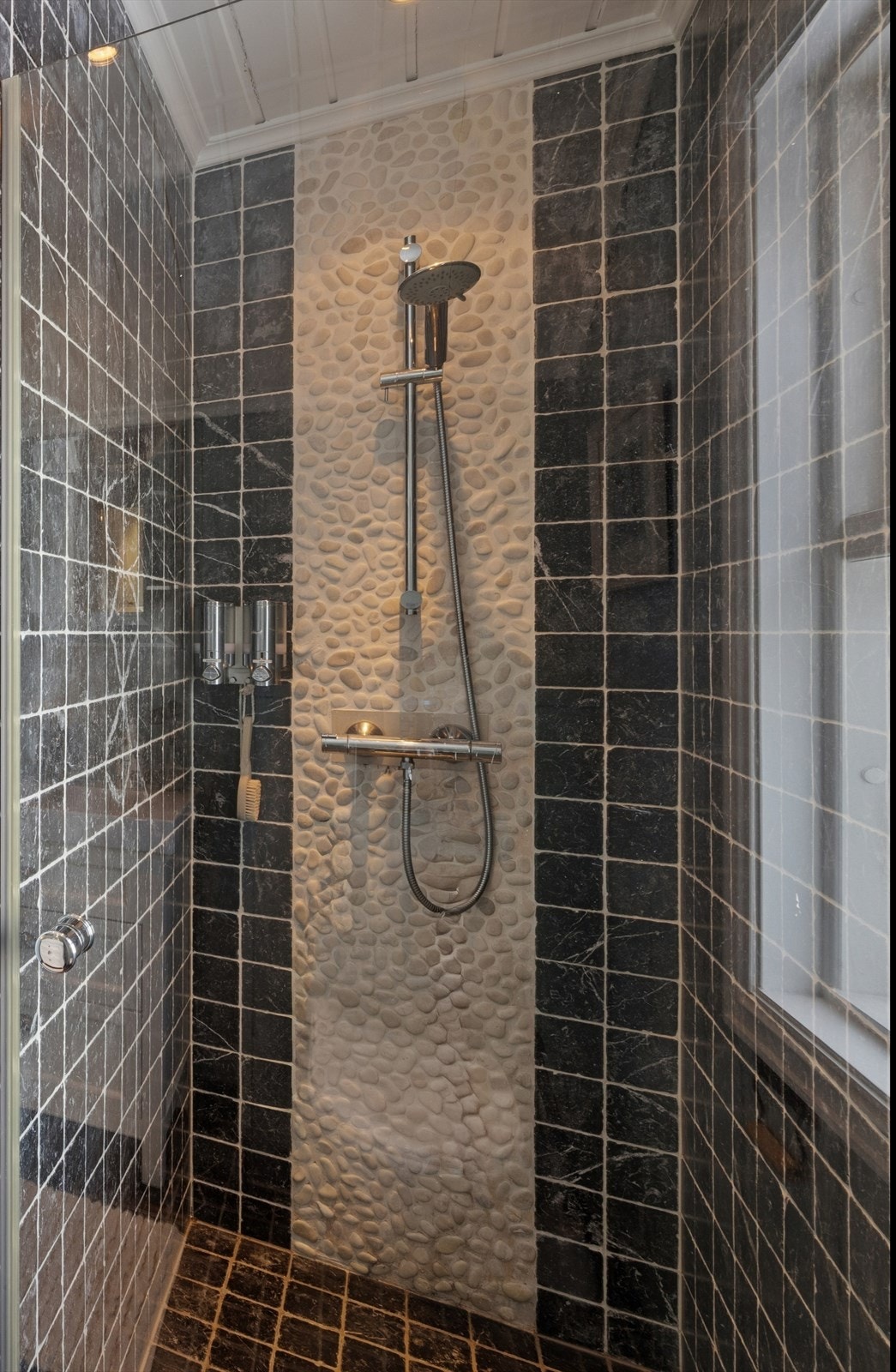 Vakker dusj med innfellbar glassdør. Galleribilde