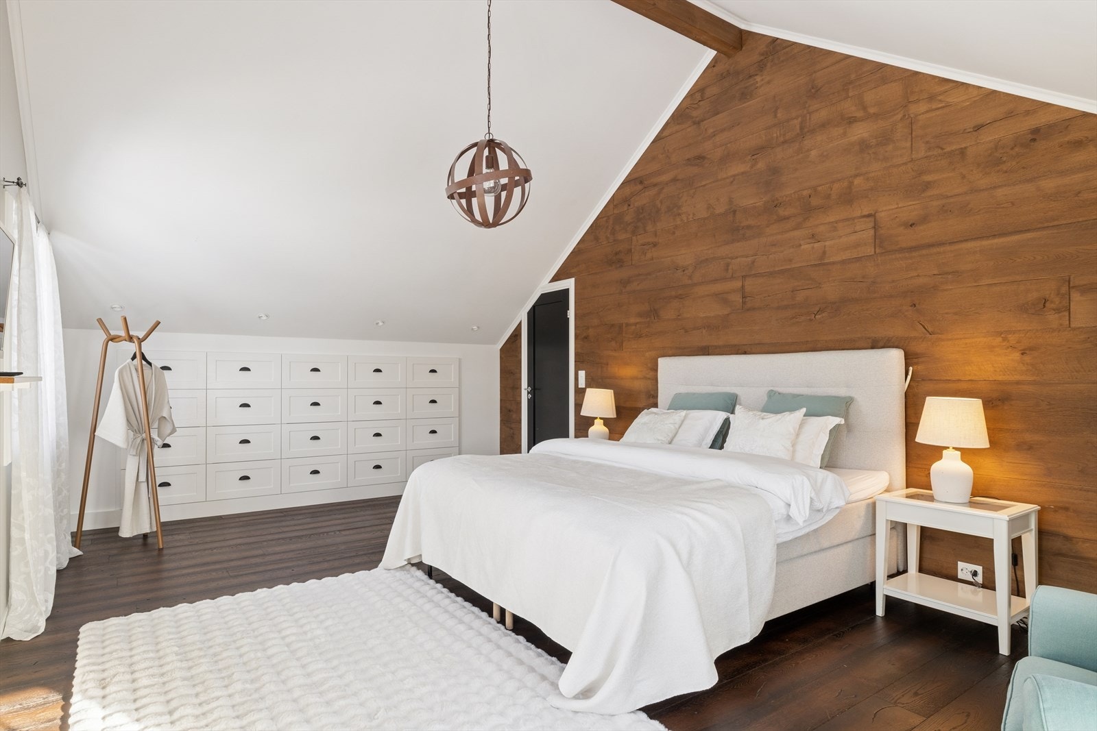 Nydelig hovedsoverom i 2. etg med masse plass. Galleribilde