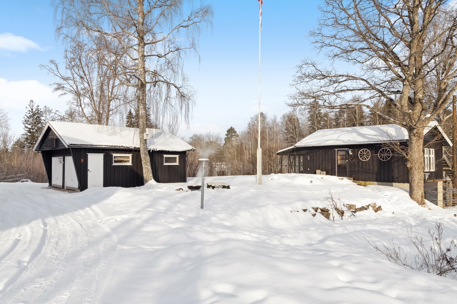 På tunet er det dobbelgarasje og et bygg til Galleribilde