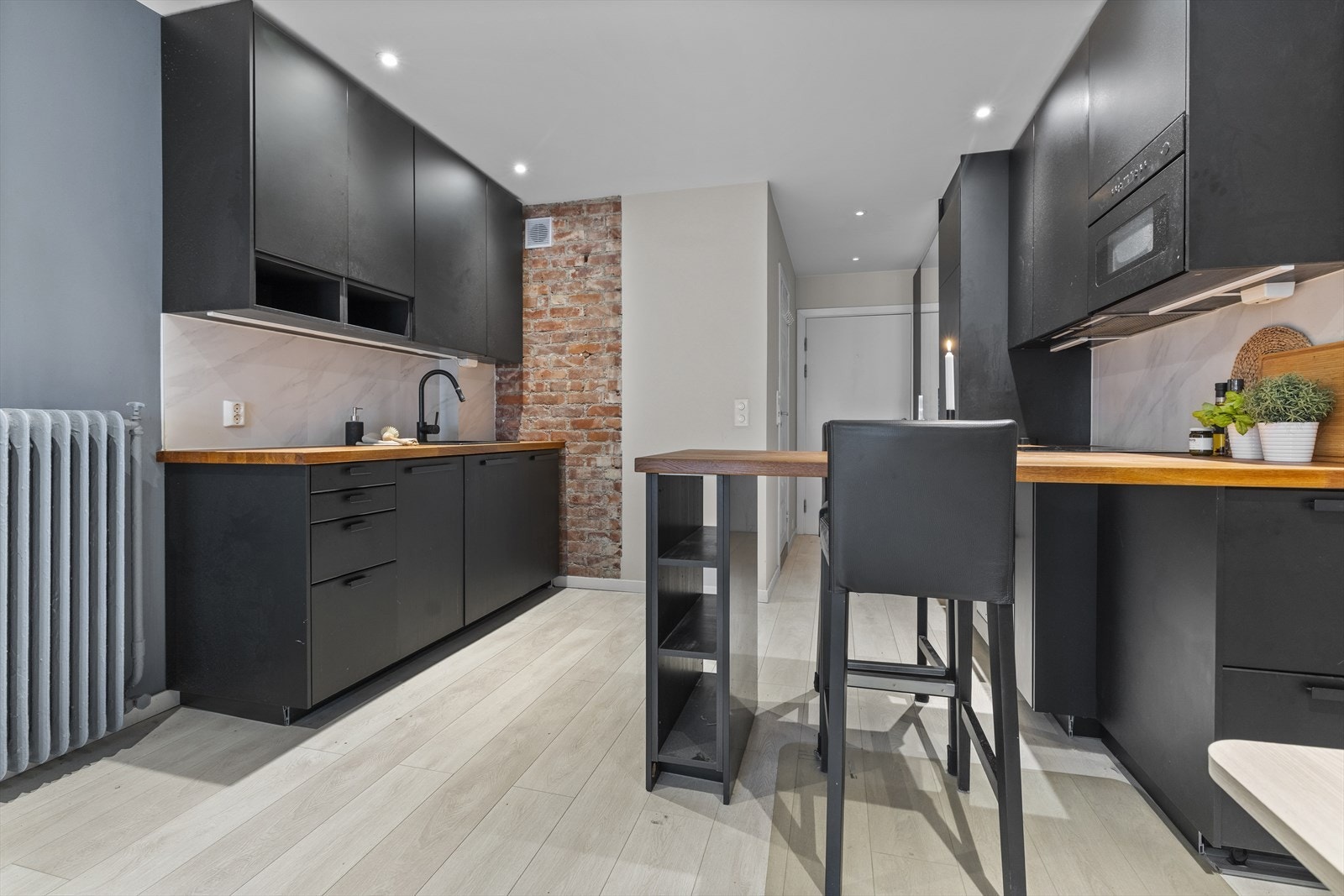 Kjøkkenet fra IKEA (2019) er romslig og stilrent, med en flott benkeplate i heltre eik som gir et varmt og eksklusivt preg. Galleribilde