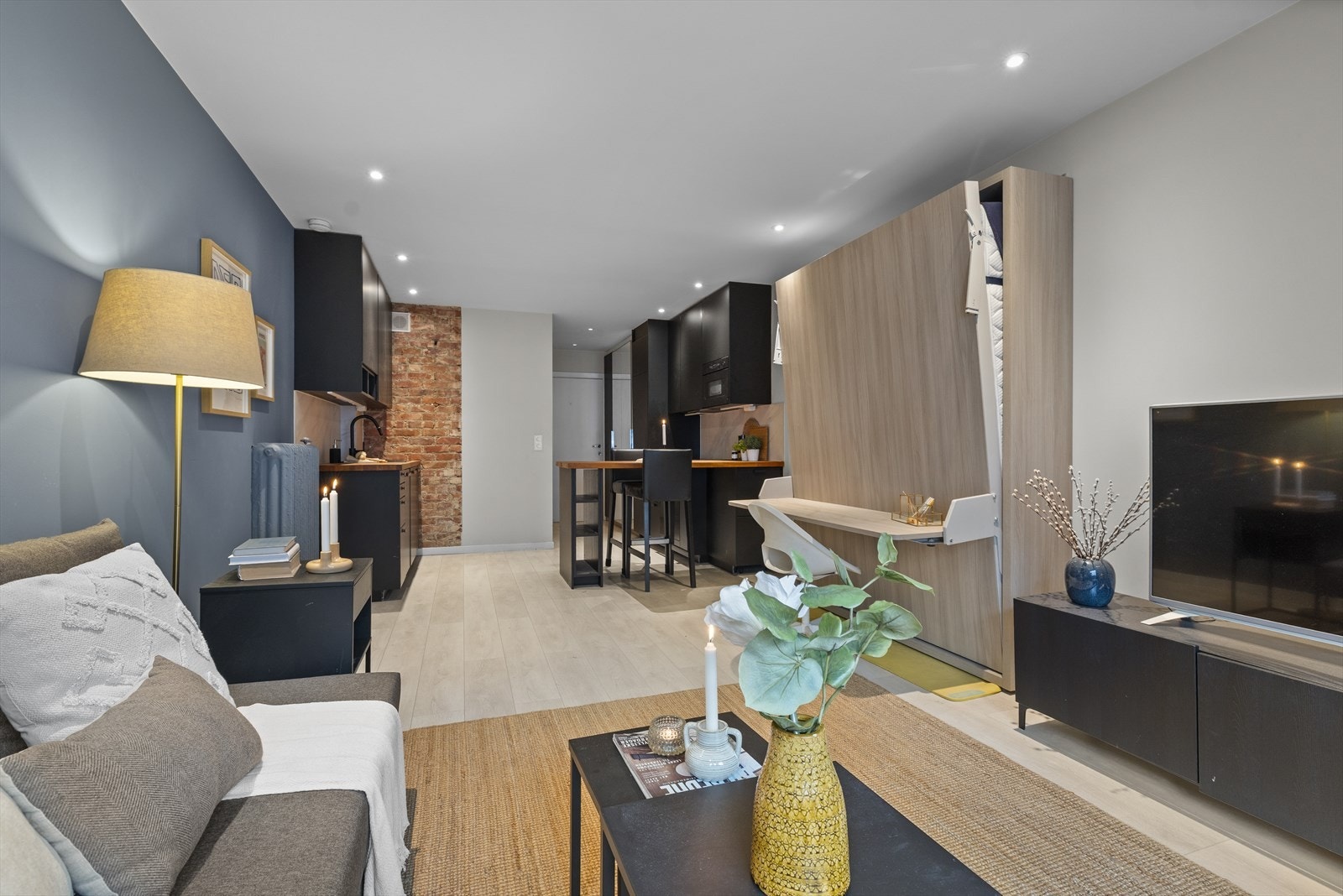 Boligen varmes opp via fjernvarme, noe som bidrar til lave strømutgifter. Skapsengen som koster kr. 30 000,- ny, kan medfølge om ønskelig. Galleribilde