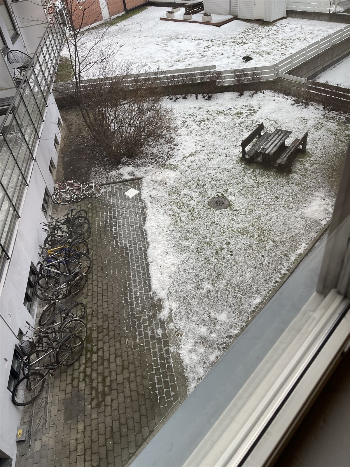 I bakgården finner du plass til sykkelen - og en benk hvor du kan lene deg tilbake og ta en pause. Galleribilde