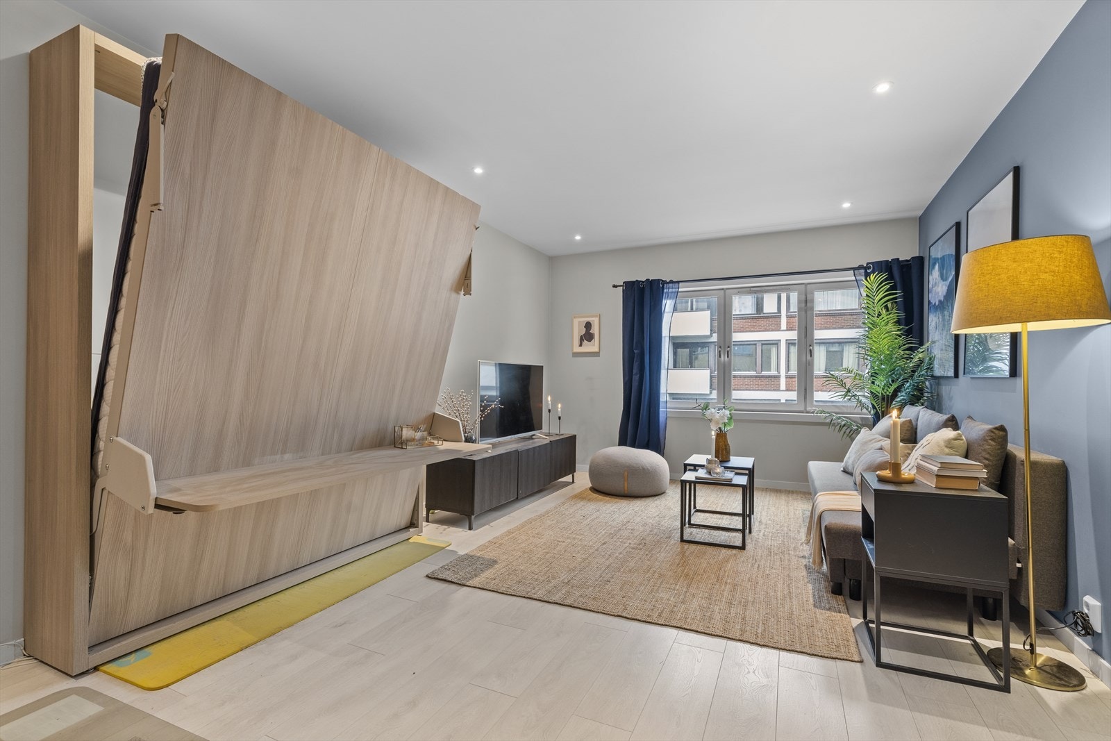 Her ser du en flott skapseng som enkelt kan slås opp slik at det elegante sidebordet kommer til sin rett, og tas ned igjen når du ønsker en komfortabel seng. Galleribilde