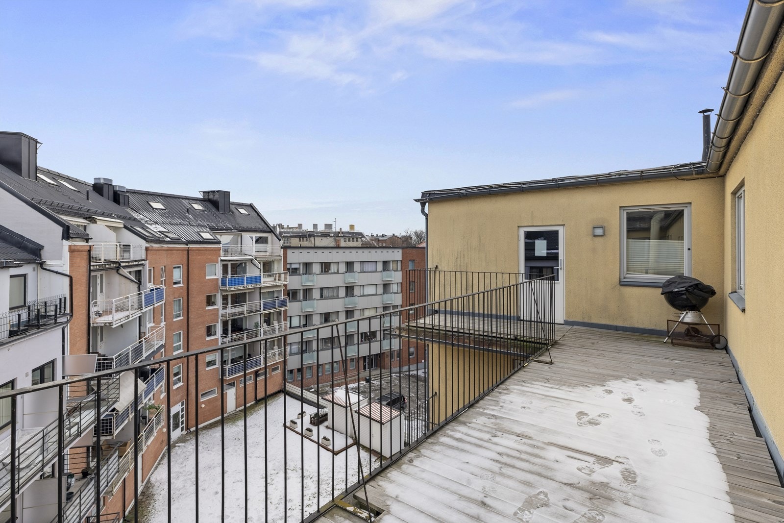 I sameiet finnes en felles takterrasse med svært gode solforhold (se vedlagt solkart), tilgjengelig for alle beboere. Galleribilde