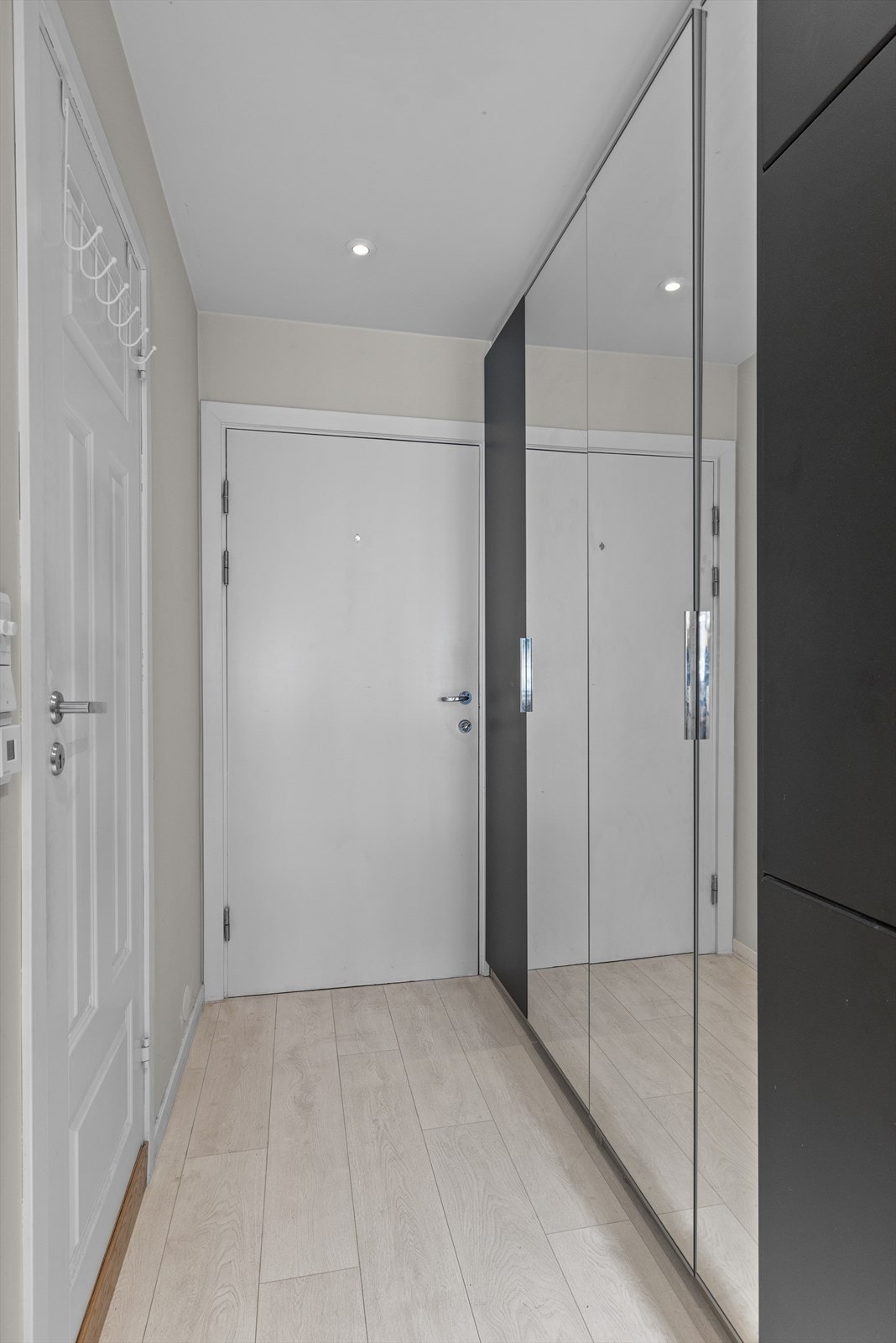 I gangen er det store speilskap med rikelig oppbevaringsplass. Galleribilde