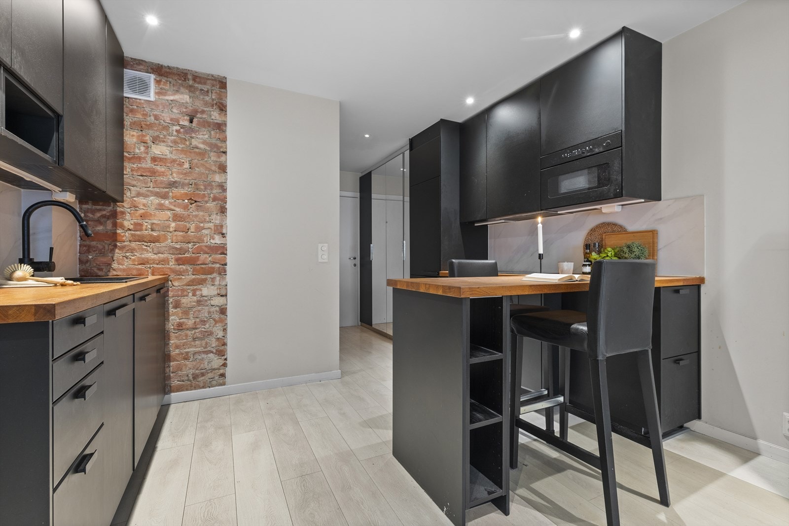 Kjøkkenet har svært gode oppbevaringsmuligheter, og alle hvitevarer er inkludert i handelen. Galleribilde