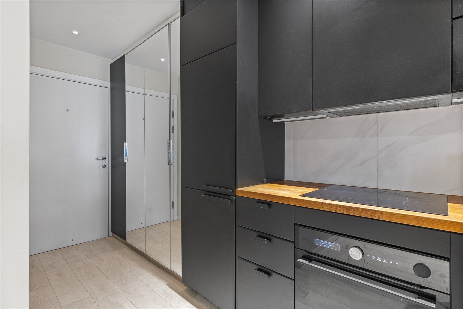 I forlengelsen av kjøkkenet har du en praktisk garderobeløsning i gangen med svært gode oppbevaringsmuligheter. Galleribilde