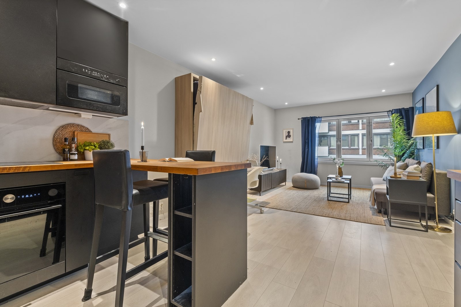 Kjøkkenøyen skaper en fin og åpen forbindelse til stuen. Galleribilde