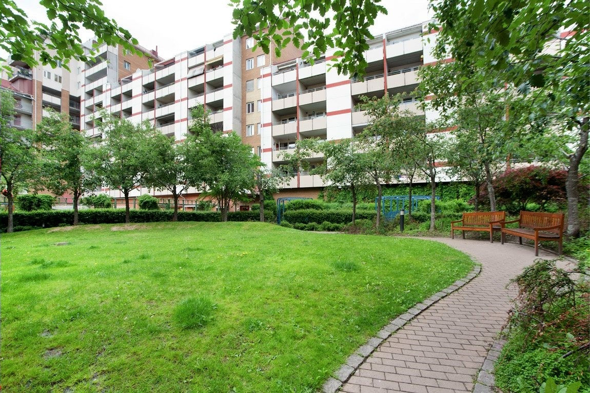 Frodig og hyggelig bakgård. Galleribilde