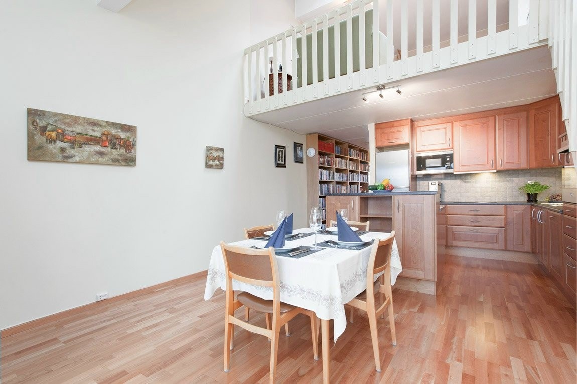 Åpen kjøkkenløsning med oppvaskmaskin og komfyr. Galleribilde