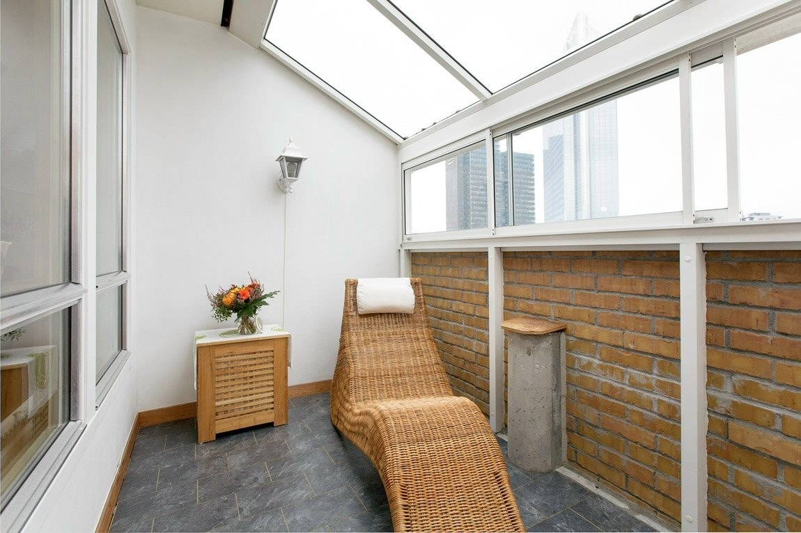 Innglassert balkong med flott utsikt. Vinduene kan trekkes helt til side. Galleribilde