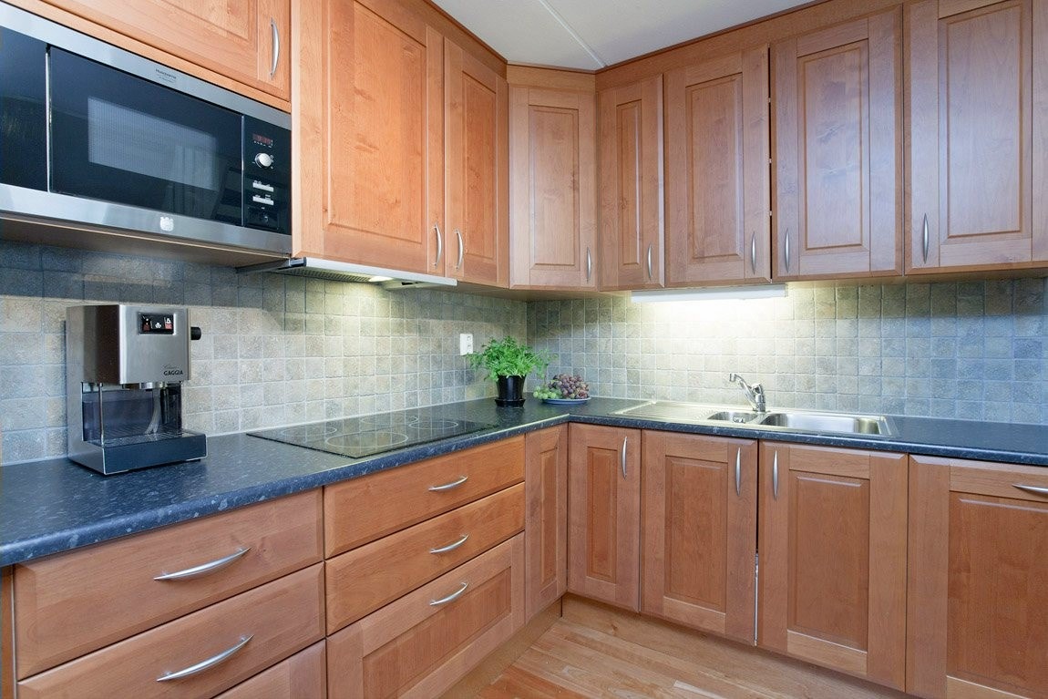 Stort kjøkken. Mye skap-og benkeplass Galleribilde