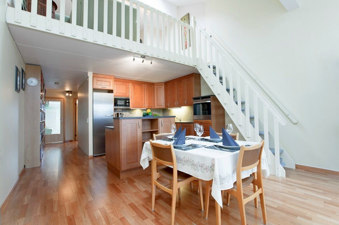 Åpen kjøkkenløsning med trapp til mezzanin. Galleribilde