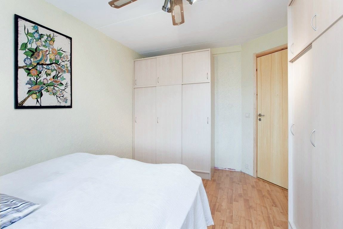 Soverom. Godt med skapplass. Vender ut mot rolig bakgård. Galleribilde