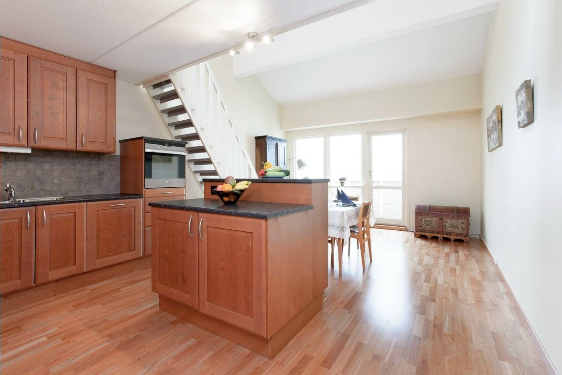 Stort kjøkken med mye skap-og benkeplass. Galleribilde