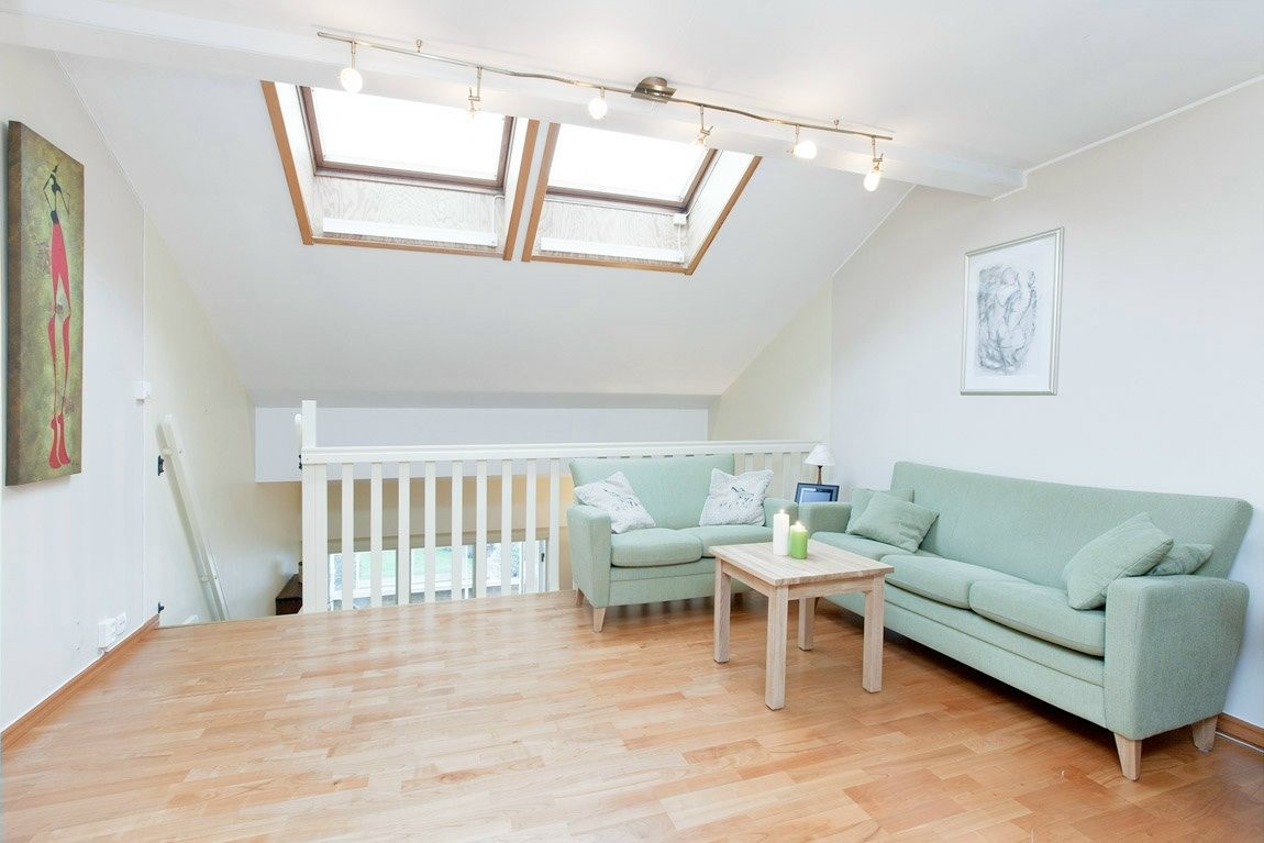 Mesanin/Hems full tak høyde. Takvinduene gir svært gode lysforhold. Galleribilde