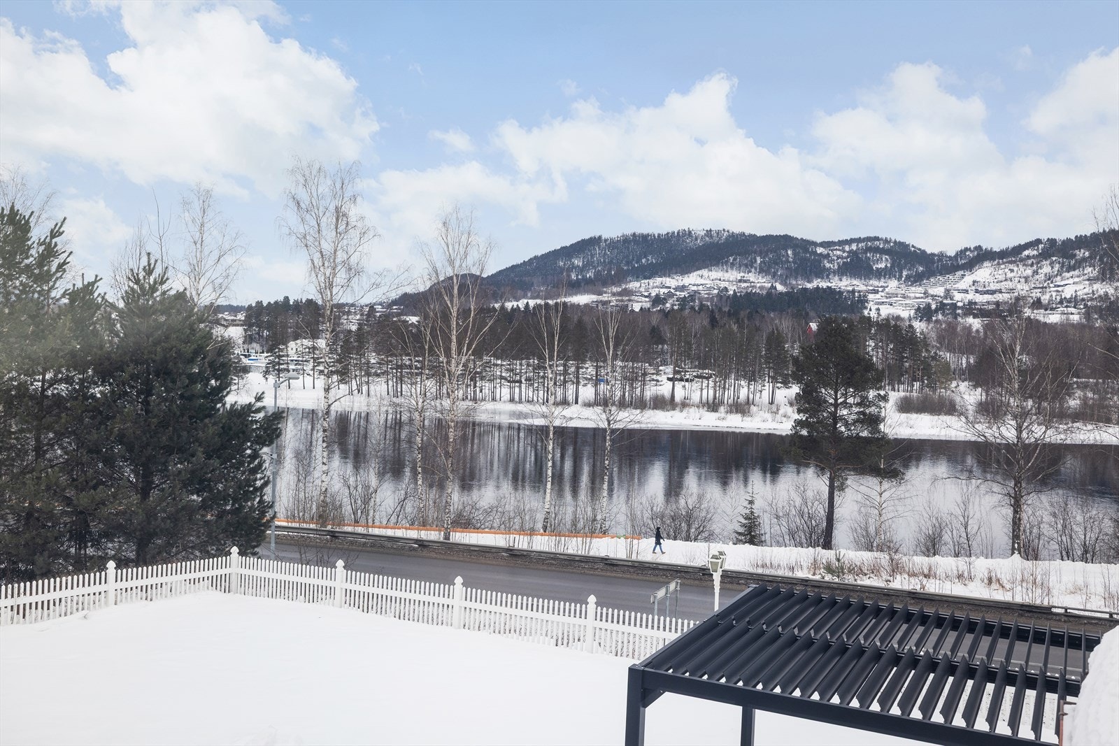 Eiendommen har en flott tomt, med skjermede uteområder som er pent opparbeidet. Galleribilde