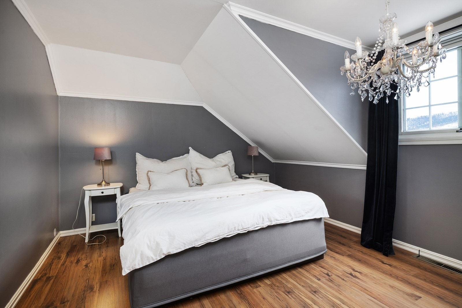 Soverommene i boligen fremstår som innbydende og behagelige rom med gode planløsninger og en gjennomført stil. Galleribilde