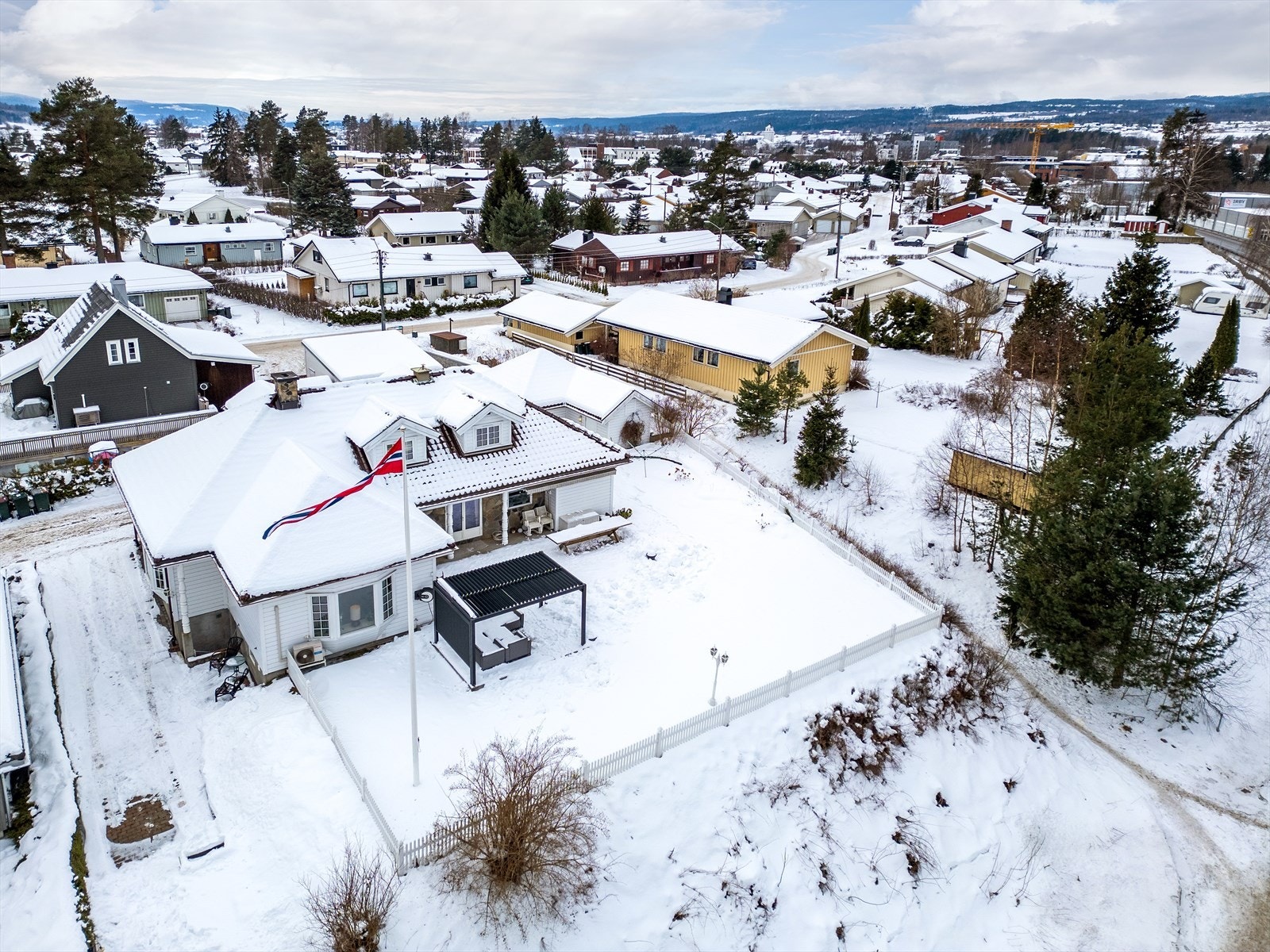 Eiendommen ligger i et ettertraktet, trivelig og populært boligområde på Loesmoen i Hokksund. Galleribilde