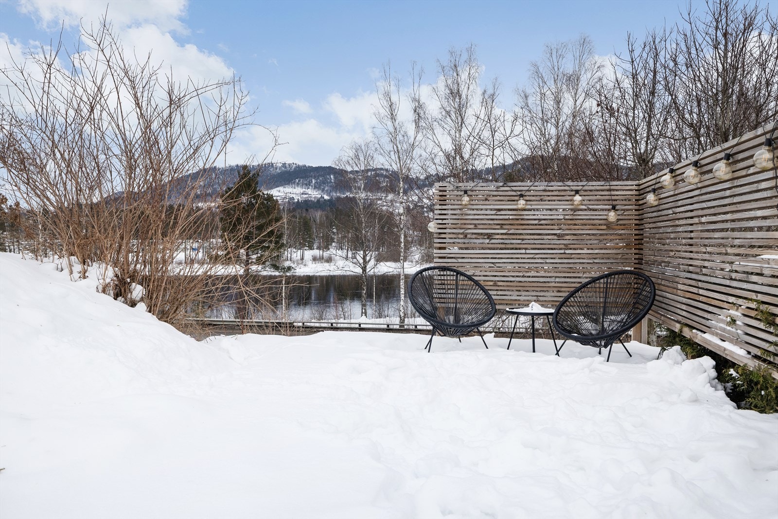 Hyggelig hage og uteområder om sommeren. Galleribilde