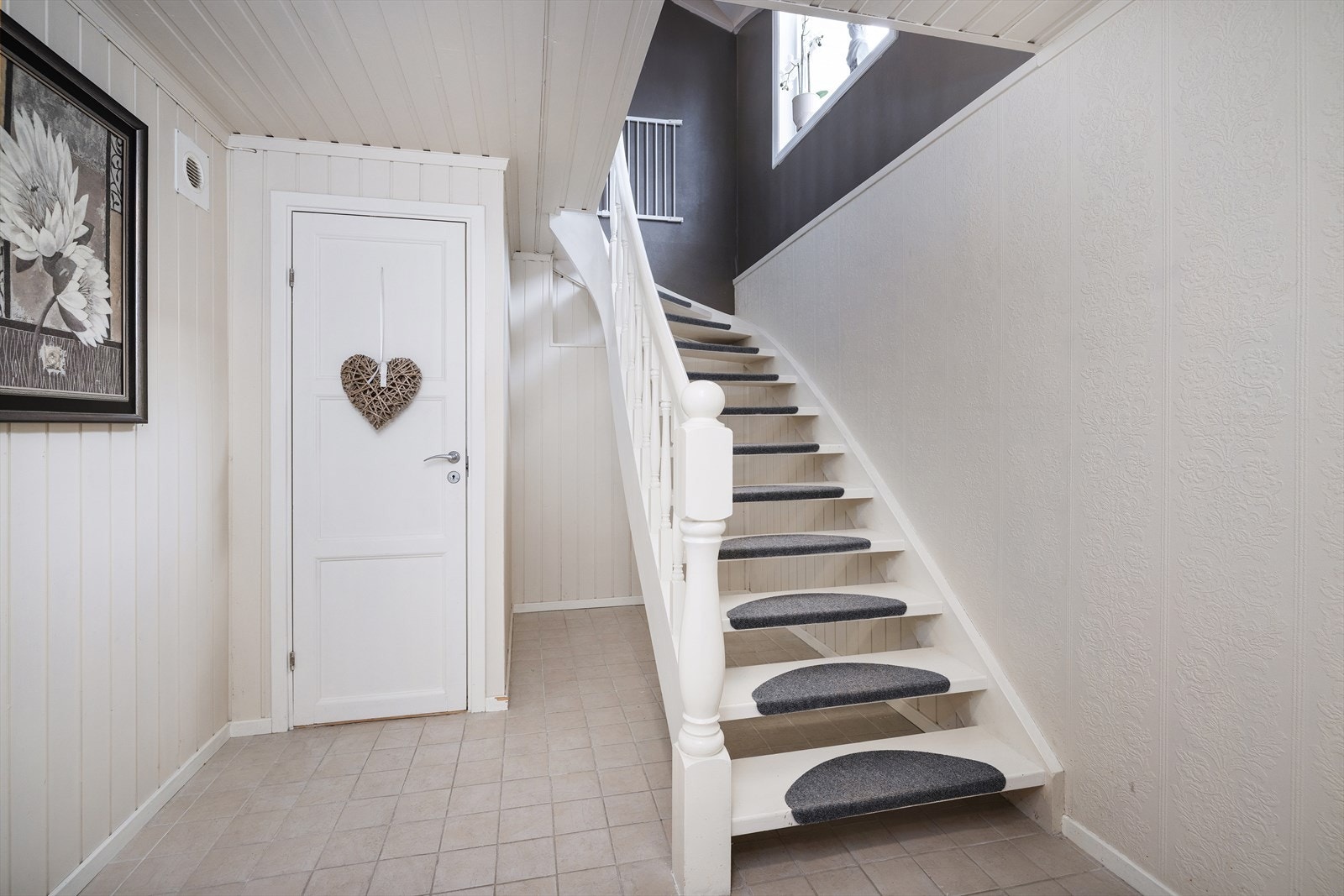 Trapp ned til underetasjen. Galleribilde